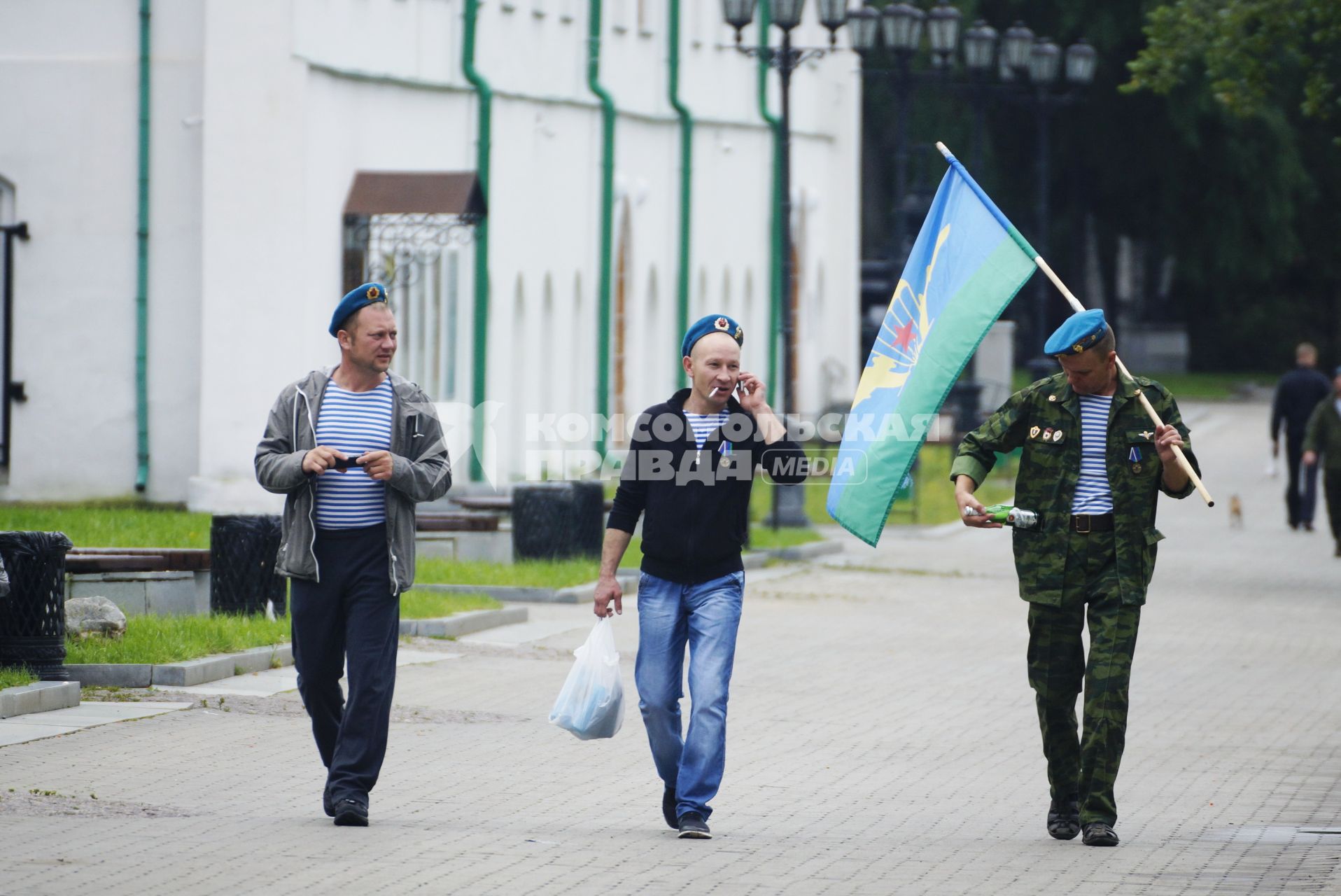 Десантники перед шествием к мемориалу \"Черный тюльпан\" в Екатеринбурге.