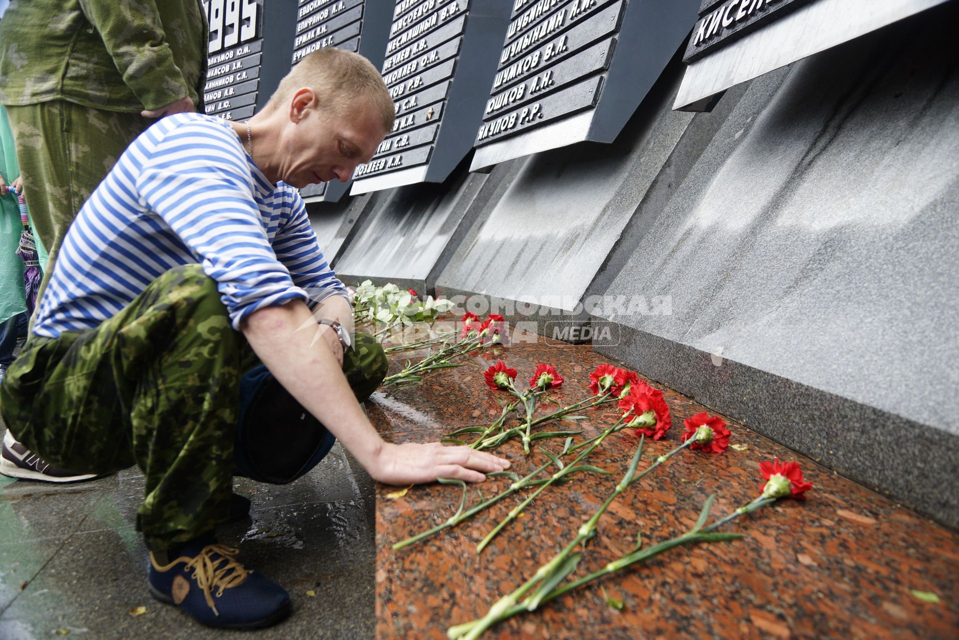 Десантники возлагают цветы к мемориалу \"Черный тюльпан\"  в день ВДВ. Екатеринбург