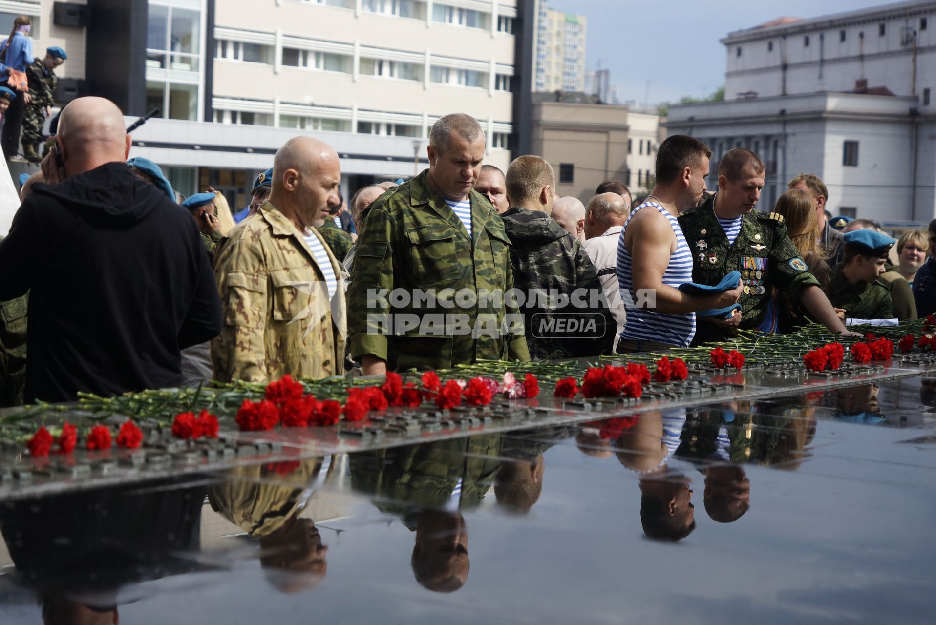 Десантники возлагают цветы к мемориалу \"Черный тюльпан\"  в день ВДВ. Екатеринбург