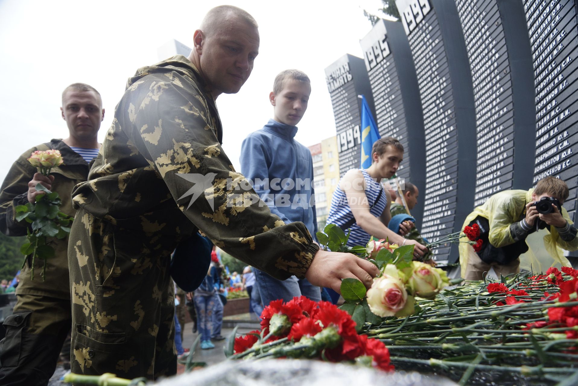 Десантники возлагают цветы к мемориалу \"Черный тюльпан\"  в день ВДВ. Екатеринбург