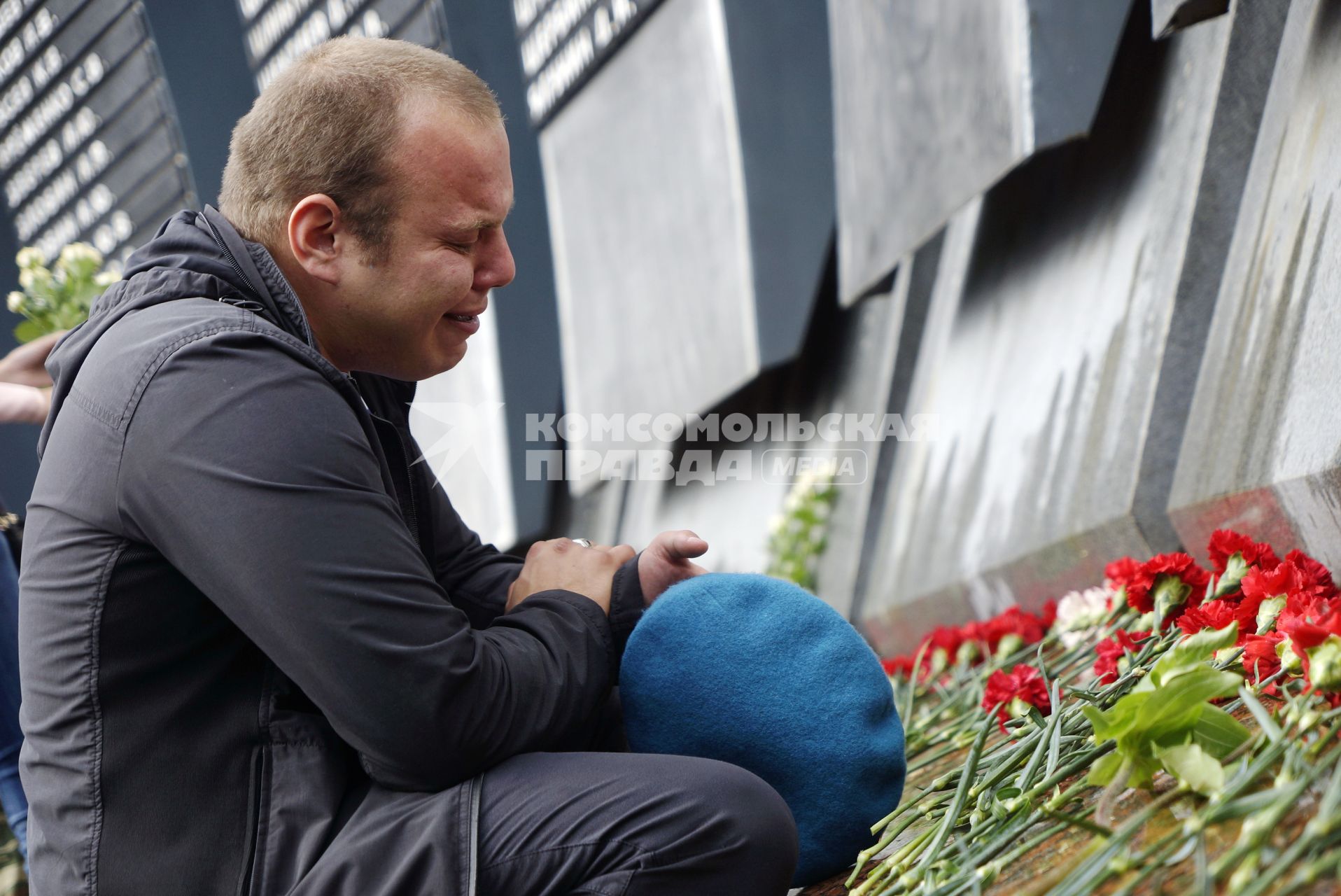 Десантник плачет у списков погибших во вреемя войны в Чечне, во время  возложения цветов к мемориалу \"Черный тюльпан\"  в день ВДВ. Екатеринбург