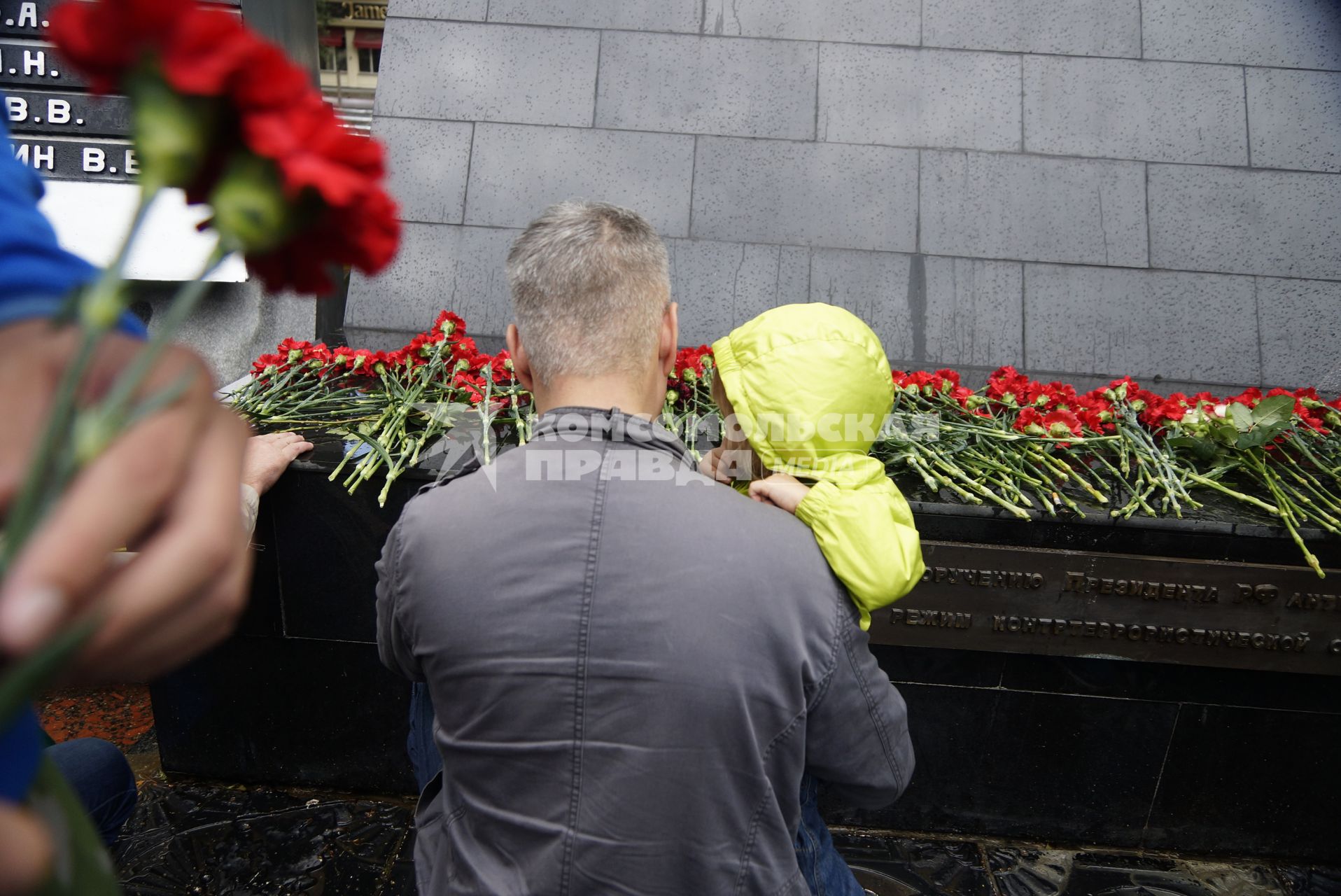 Десантники возлагают цветы к мемориалу \"Черный тюльпан\"  в день ВДВ. Екатеринбург