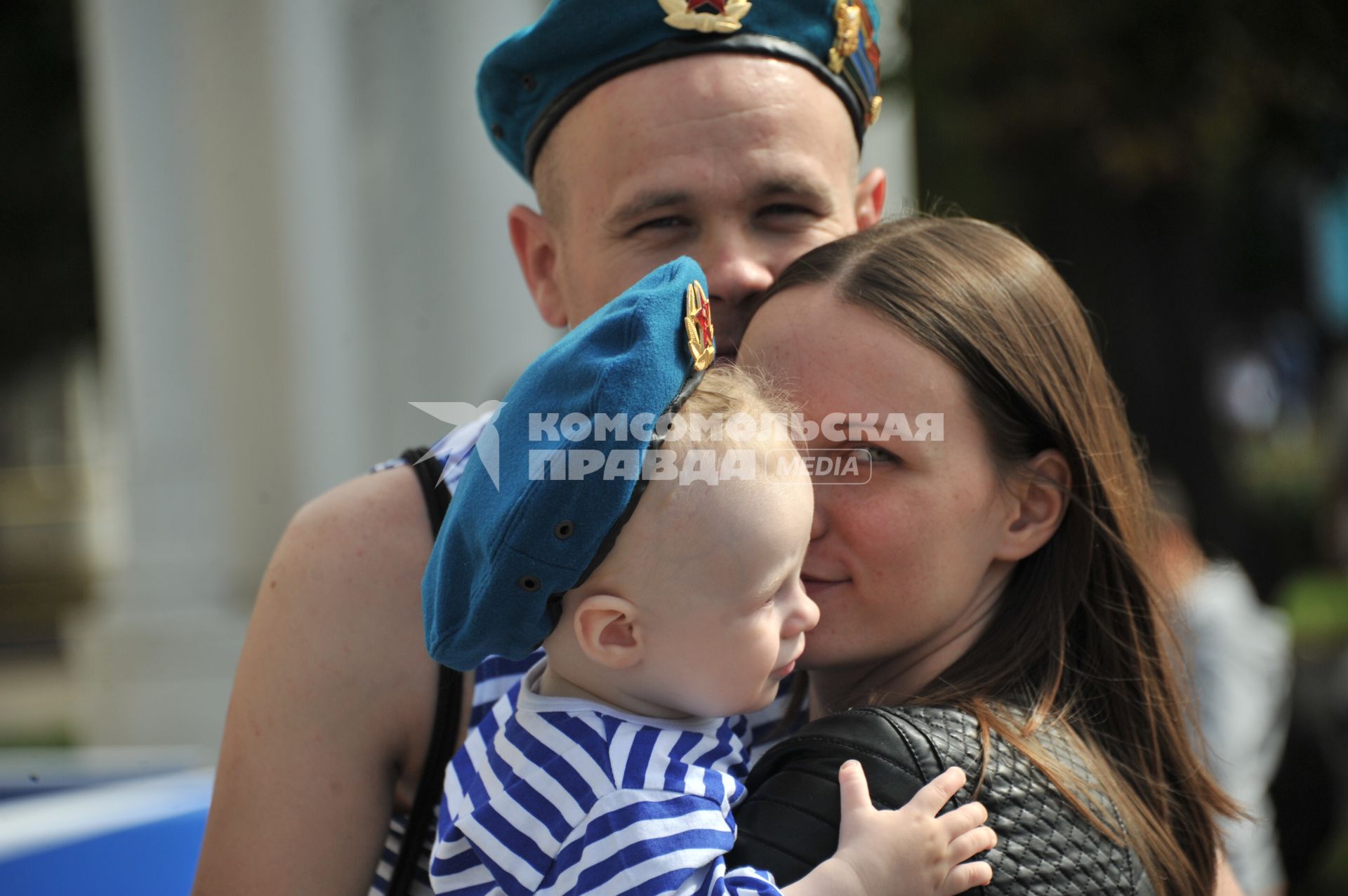 Москва.  Десантник с семьей  во время празднования  Дня Воздушно-десантных войск и 85-летия образования Воздушно-десантных войск РФ на территории ВДНХ.