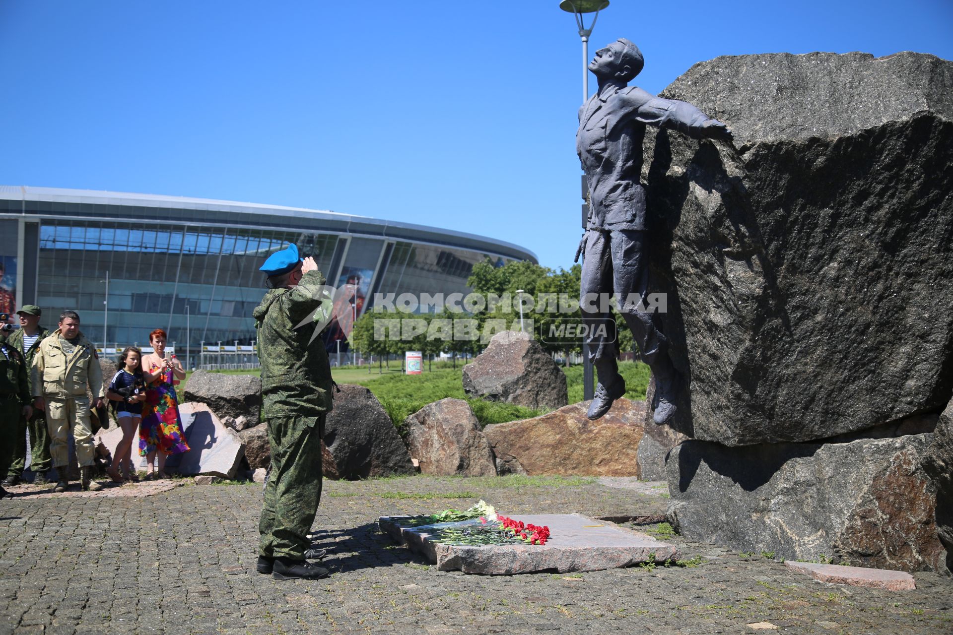 Украина, Донецк. Возложение цветов к мемориалу воинам-интернационалистам и памятнику Василия Маргелова в день 85-летия Воздушно-десантных войск.