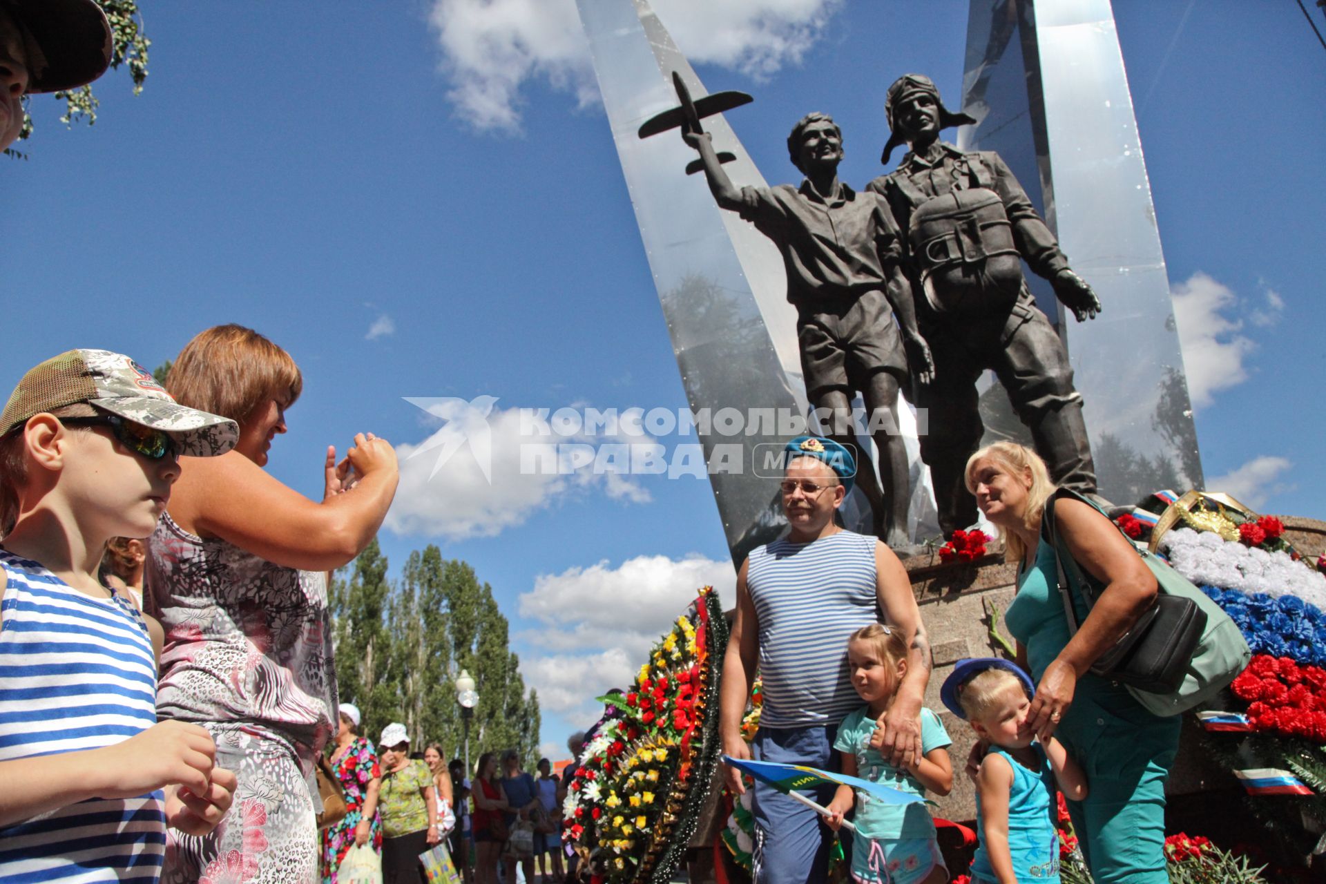 Воронеж. Семья десантника фотографируется у памятника `Воронеж - Родина ВДВ` во время празднования 85-летия Воздушно-десантных войск.