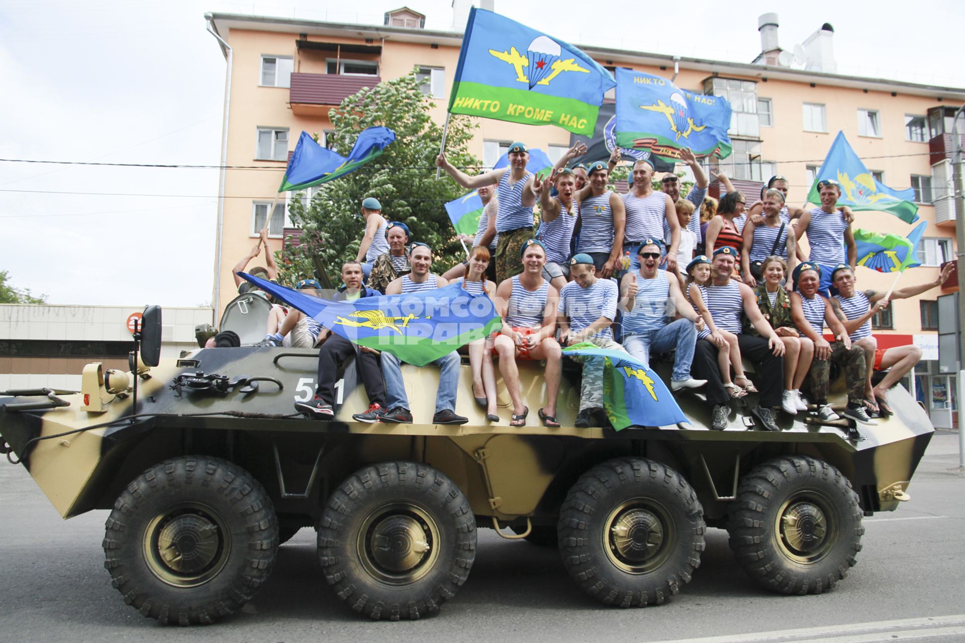 Барнаул. Десантники едут на БТР во время парада военной техники в честь 85-летия Воздушно-десантных войск.