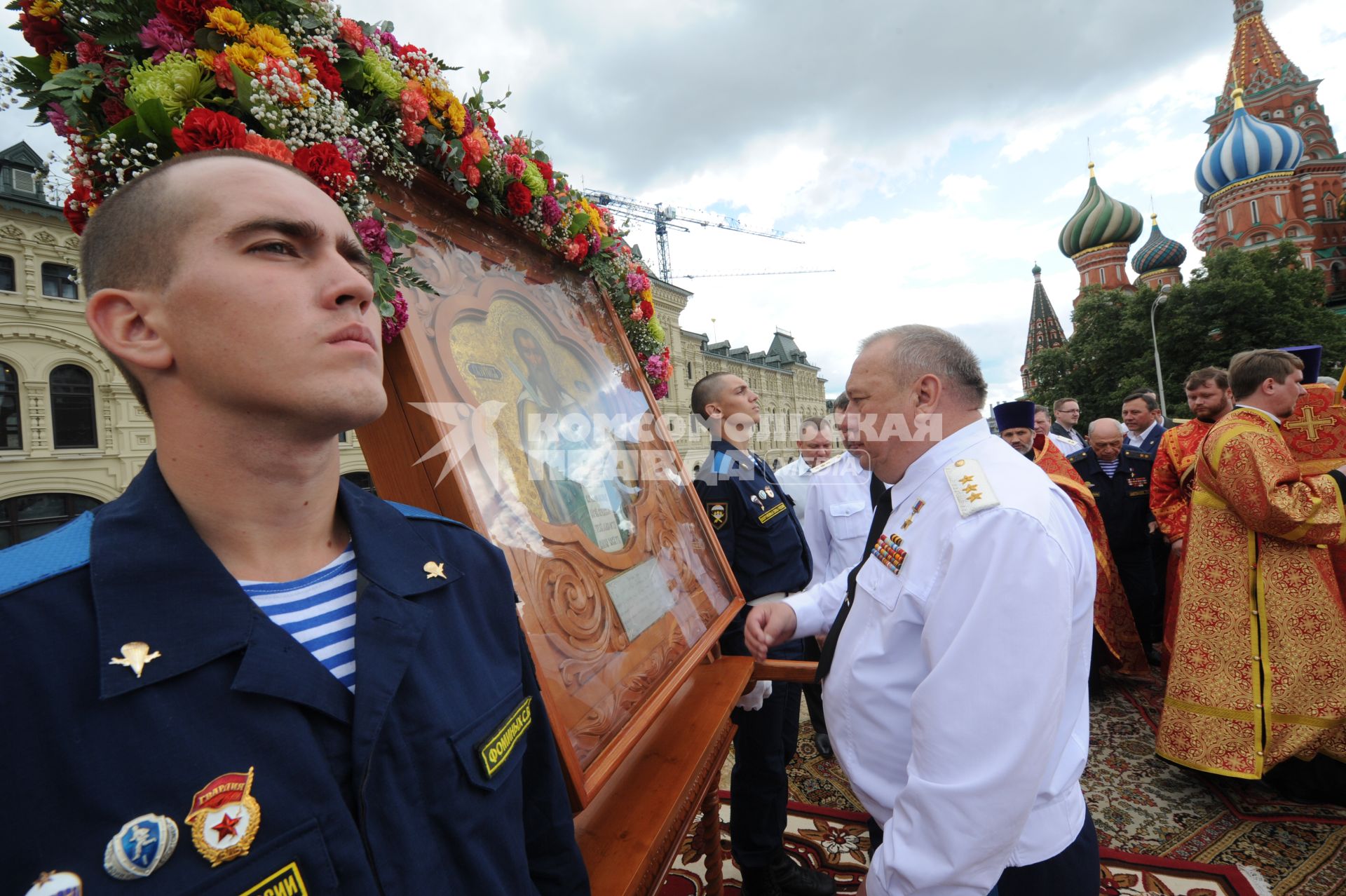 Москва.  Командующий ВДВ генерал-полковник Владимир Шаманов (справа) во время крестного хода на праздновании 85-летия Воздушно-десантных войск на Красной площади.