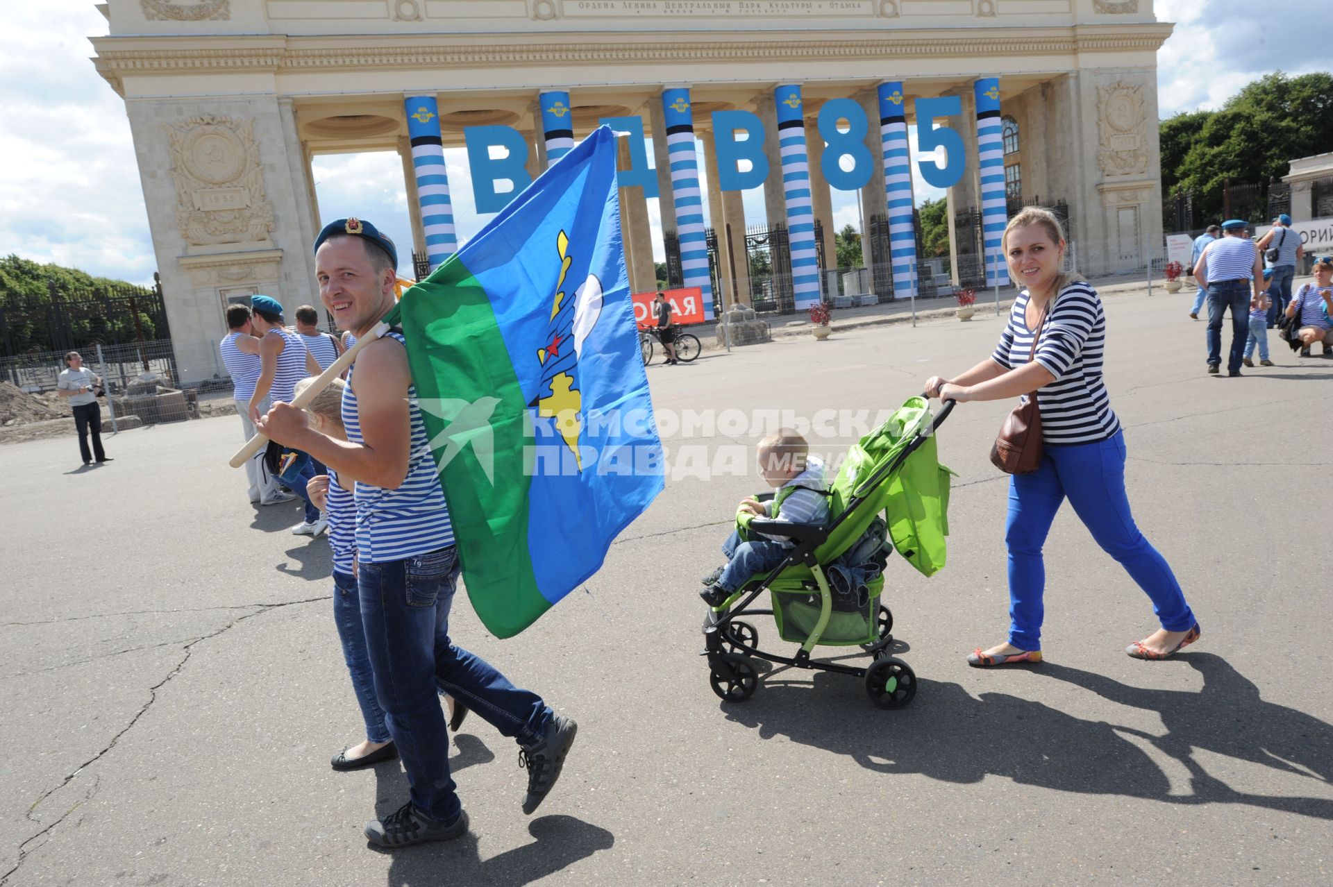 Москва.  Десантник во время празднования Дня Воздушно-десантных войск и 85-летия образования Воздушно-десантных войск в Парке Горького.