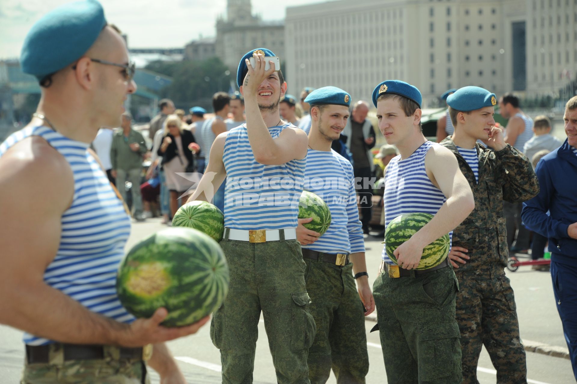 Москва.  Десантники во время празднования Дня Воздушно-десантных войск и 85-летия образования Воздушно-десантных войск в Парке Горького.