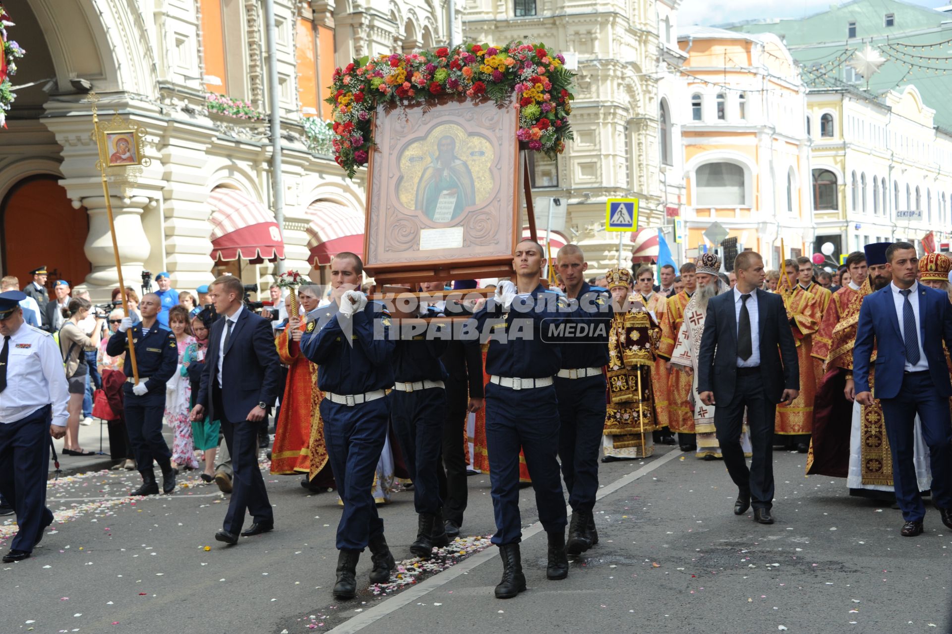 Москва. Военнослужащие во время крестного хода на праздновании 85-летия Воздушно-десантных войск Никольской улице.