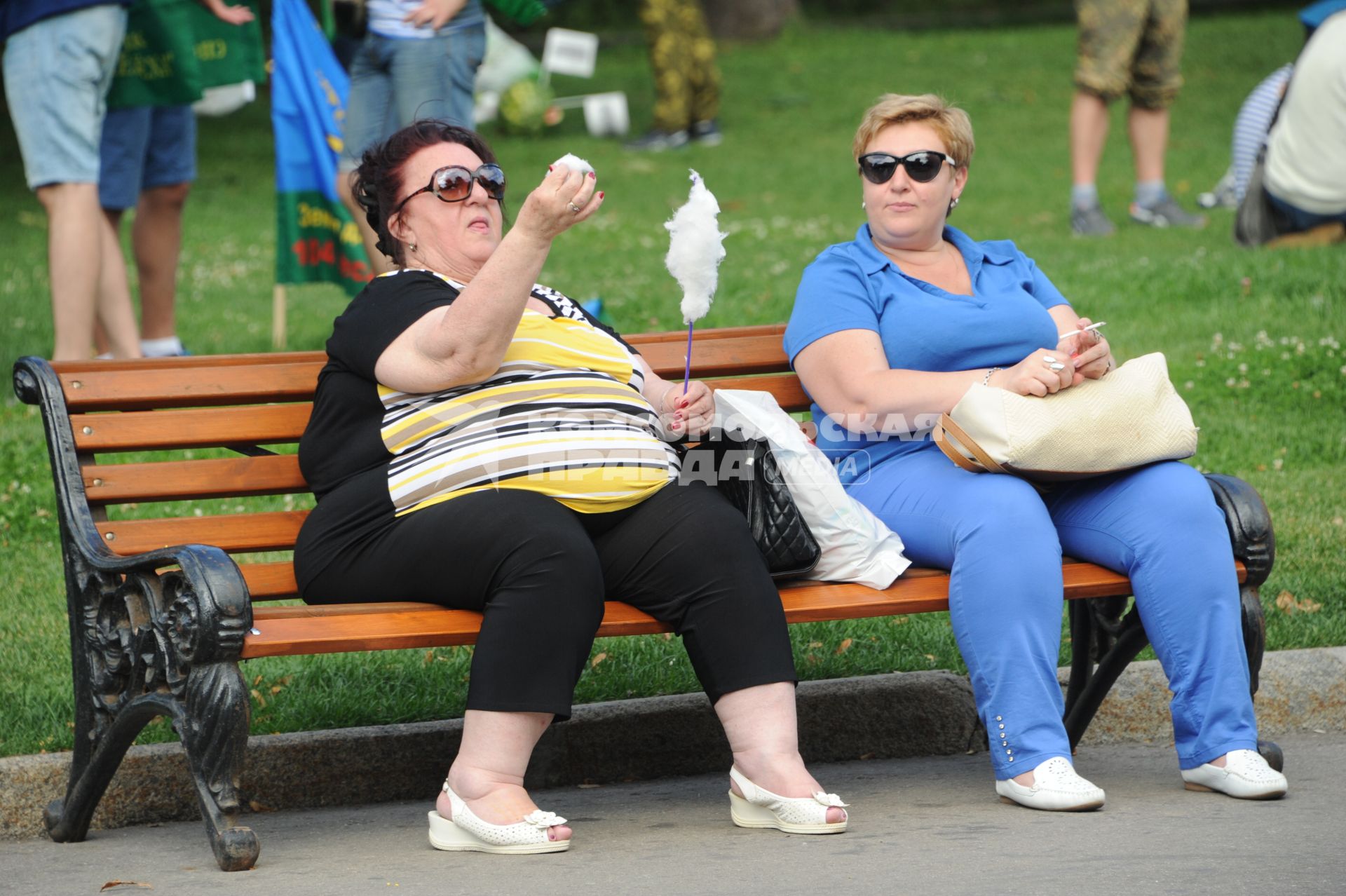 Москва. Женщины отдыхают в Парке Горького.