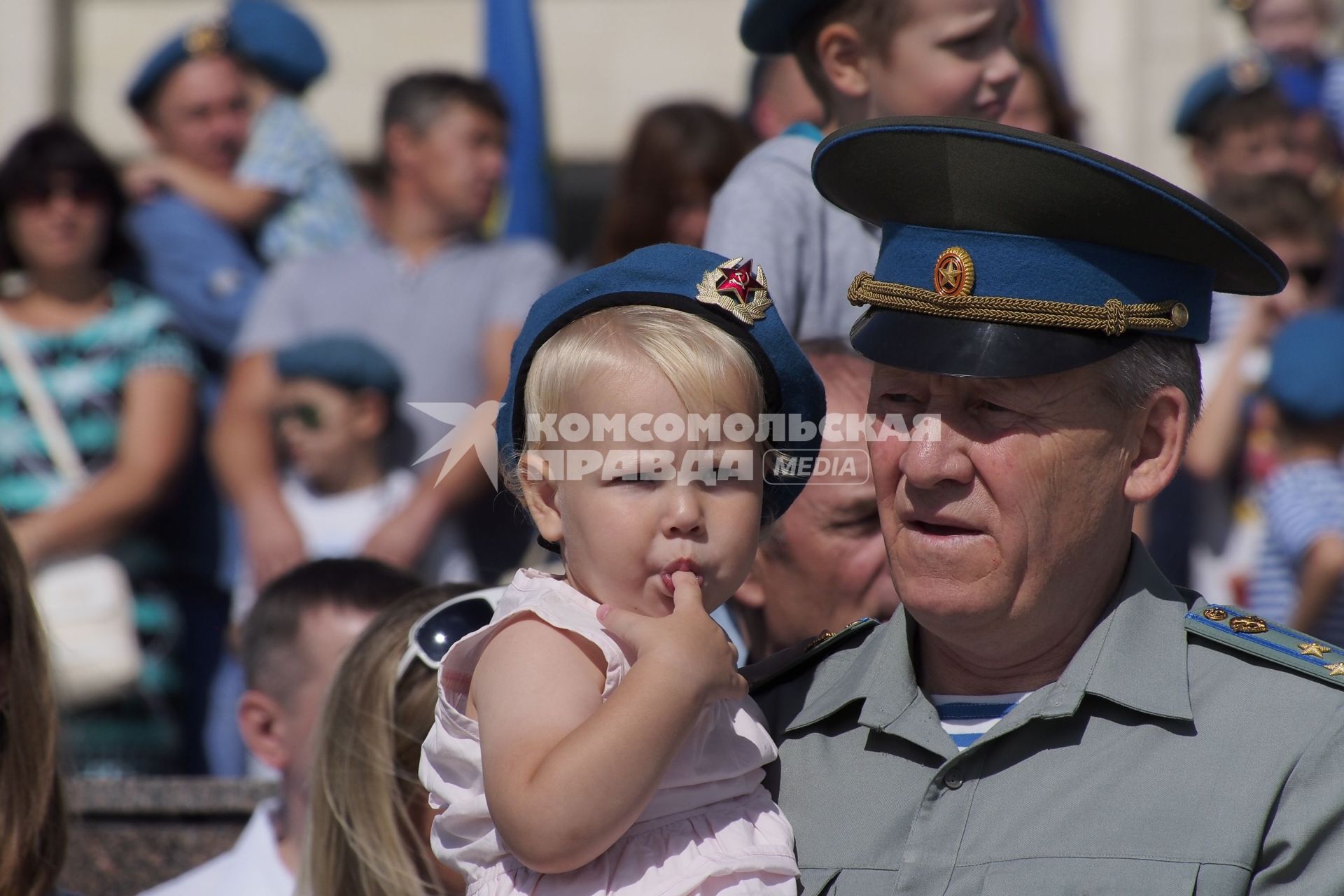 Тула. Мужчина с девочкой во время празднования 85-летия Воздушно-десантных войск.