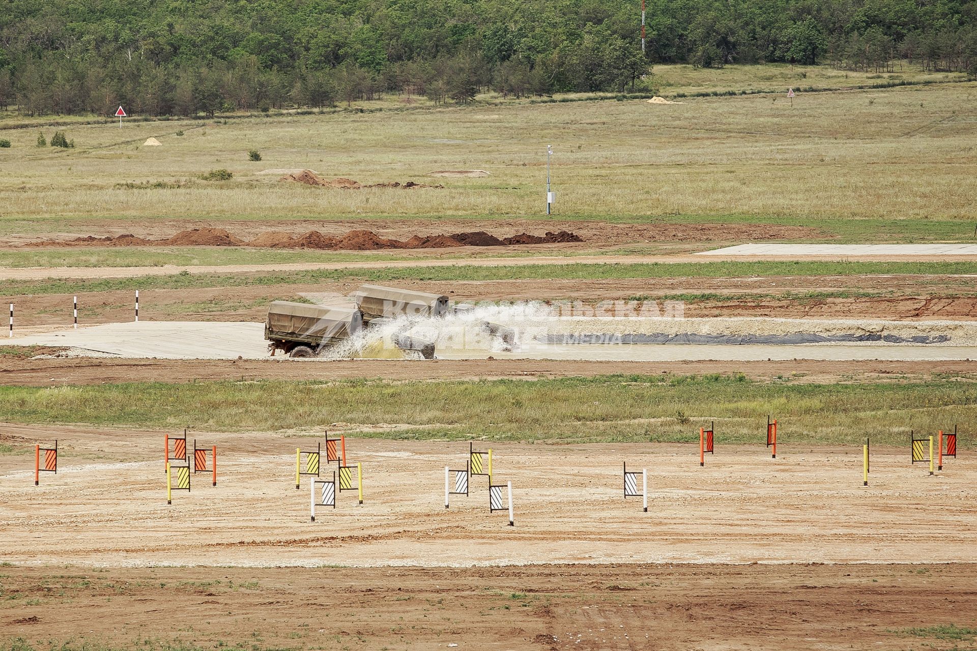 Саратовская область. Армейские грузовики `Урал` во время преодоления водных преград на открытии Международных Армейских Игр на полигоне Широкий Карамыш.