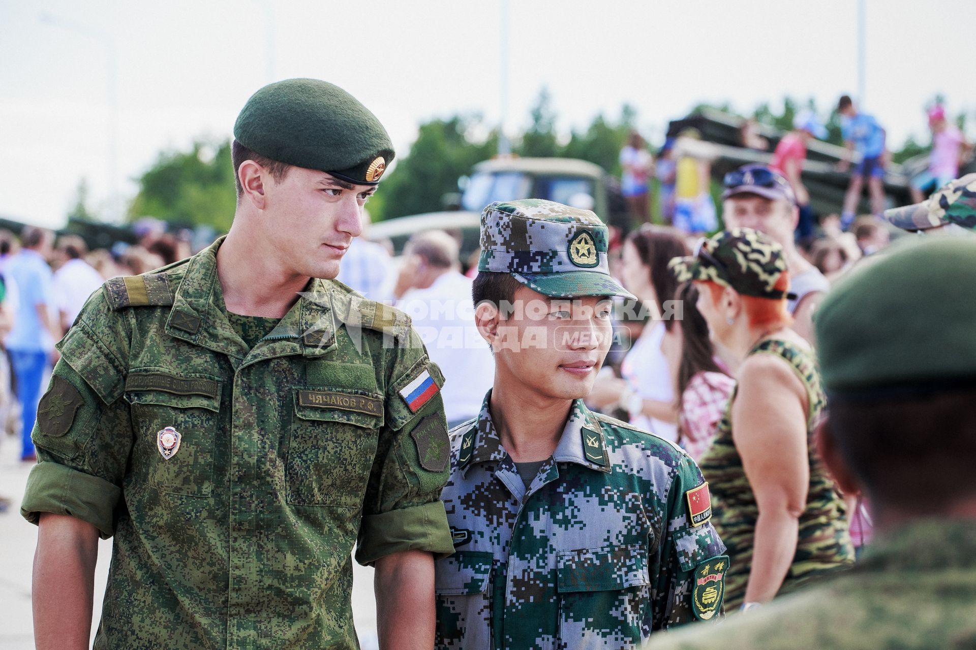 Саратовская область. Военнослужащие армии РФ и Китая позируют фотографу на открытие Международных Армейских Игр на полигоне Широкий Карамыш.