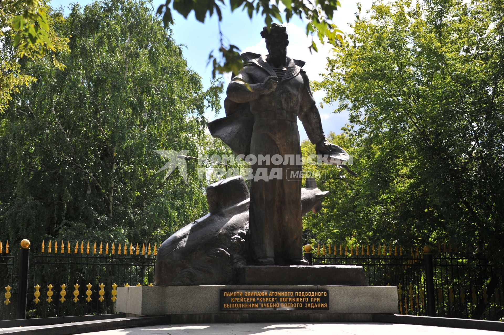 Москва. Мемориал экипажу атомного подводного крейсера `Курск` - `Скорбящий Моряк` на улице Советской Армии.