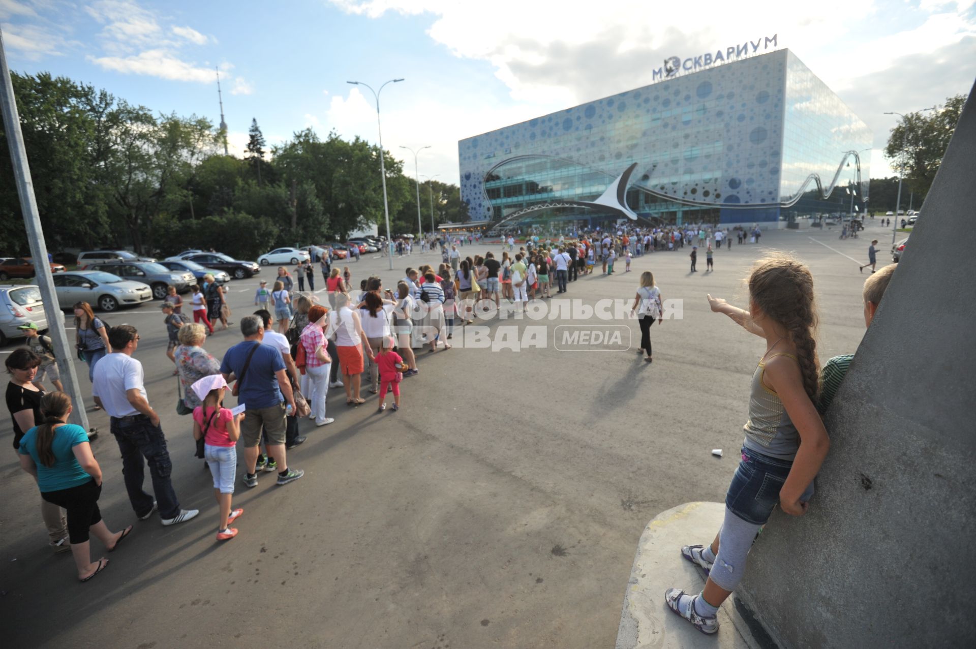 Москва. Очередь в  центр океанографии и морской биологии `Москвариум` на  ВДНХ .