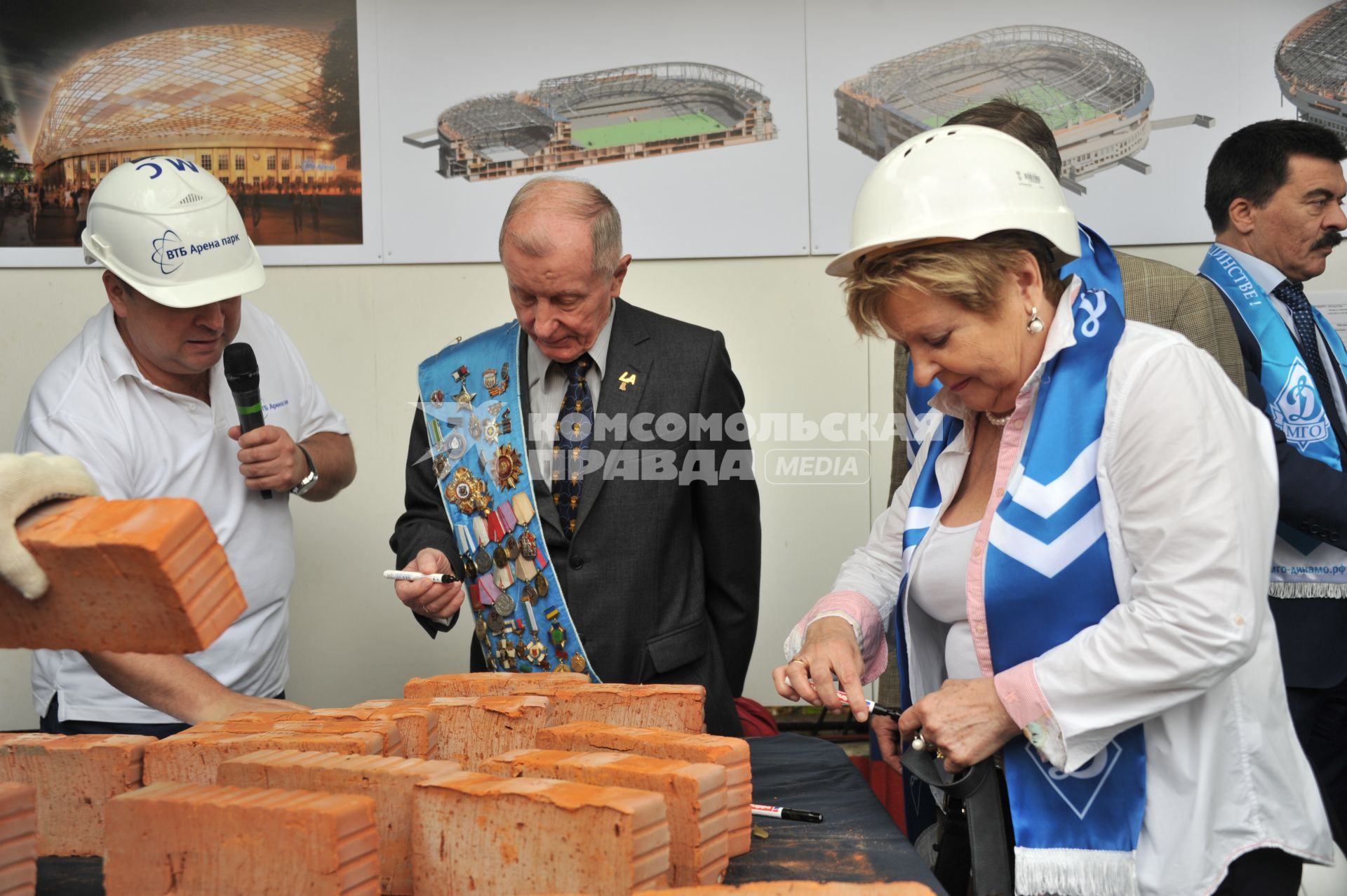 17.07.2015. Москва. Футбол. Парк физкультуры и спорта Динамо. Торжественное мероприятие.  Центральному стадиону Динамо  присвоено имя легендарного вратаря Льва Яшина. На снимке  торжественное подписание  кирпичей, которые лягут в основание стены нового спортивного комплекса. Ветераны Динамо