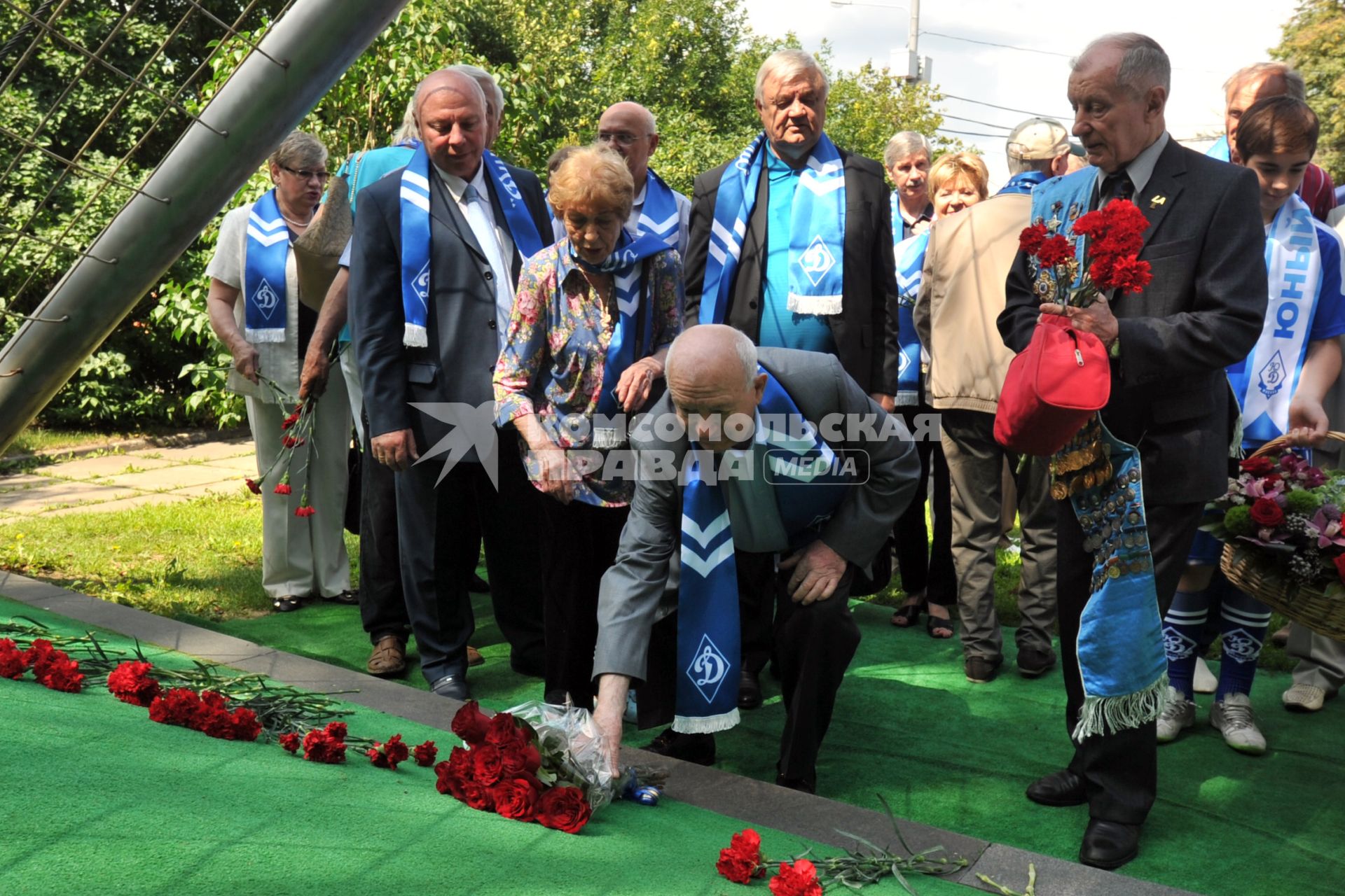 17.07.2015. Москва. Футбол. Парк физкультуры и спорта Динамо. Торжественное мероприятие.  Центральному стадиону Динамо  присвоено имя легендарного вратаря Льва Яшина. На снимке  памятник Льву Яшину, возложение цветов