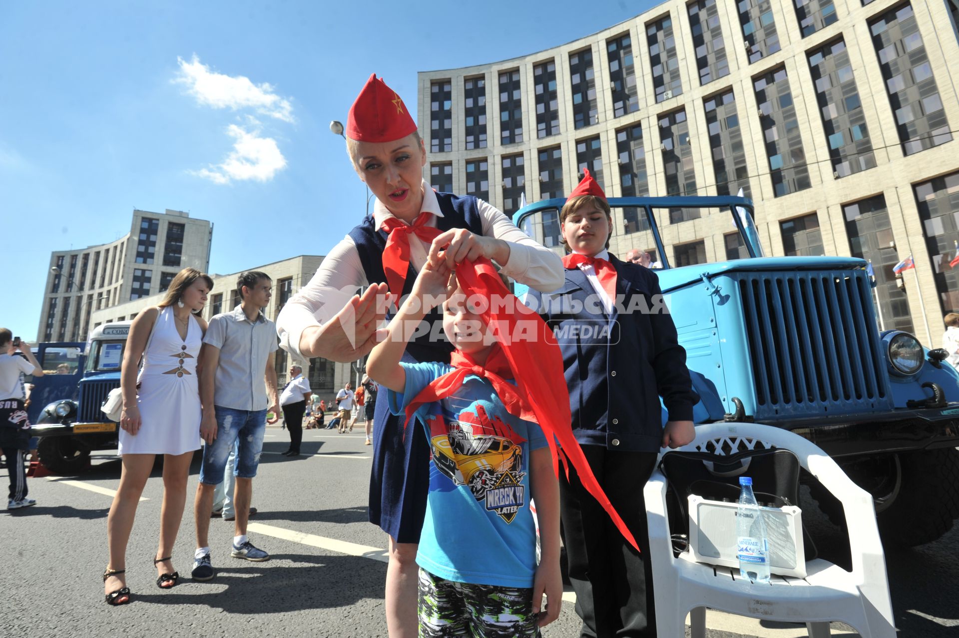 Москва.  Пионеры во время парада ретро-автобусов, посвященного 91-й годовщине открытия в столице регулярного автобусного сообщения, на проспекте Академика Сахарова.