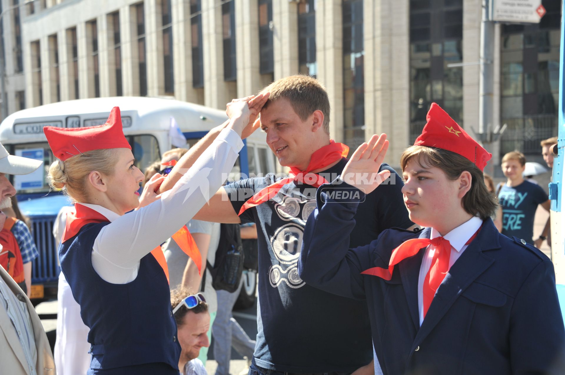 Москва.  Пионеры во время парада ретро-автобусов, посвященного 91-й годовщине открытия в столице регулярного автобусного сообщения, на проспекте Академика Сахарова.