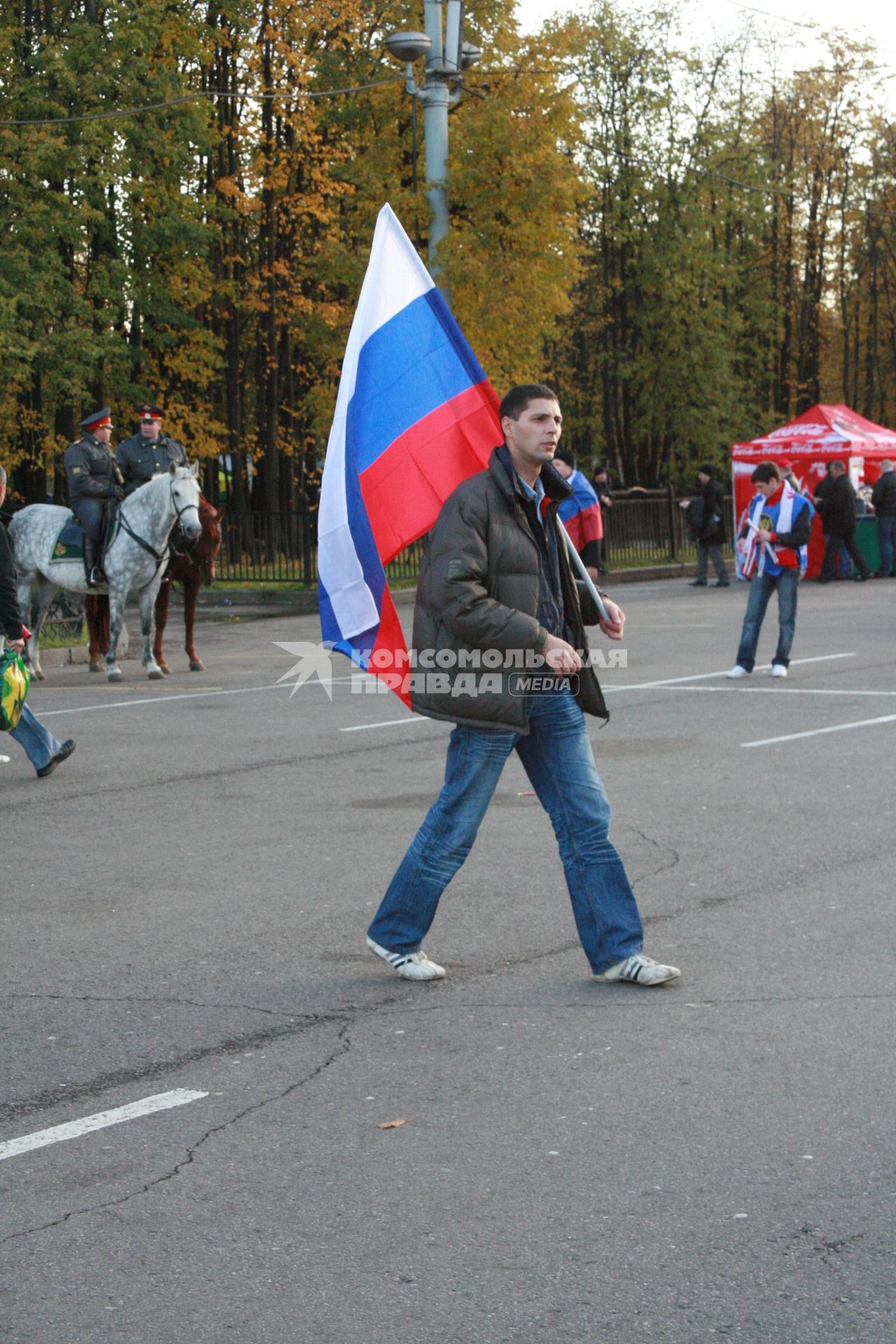 Москва. Болельщик с российским флагом перед началом футбольного матча у стадиона Лужники.