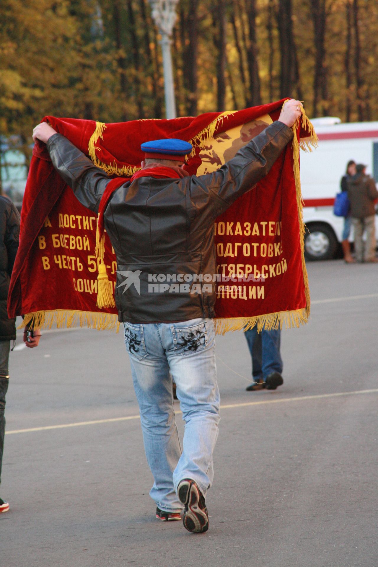 Москва. Болельщик перед началом футбольного матча у стадиона Лужники.