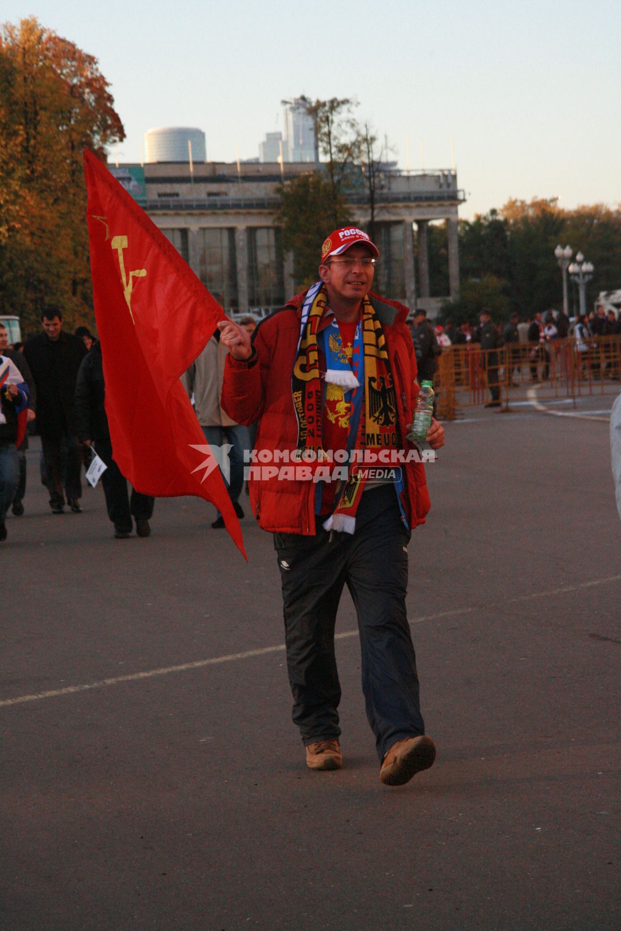 Москва. Болельщик перед началом футбольного матча у стадиона Лужники.