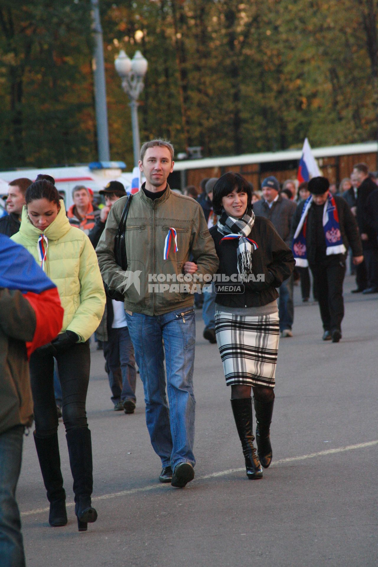 Москва. Болельщики перед началом футбольного матча у стадиона Лужники.