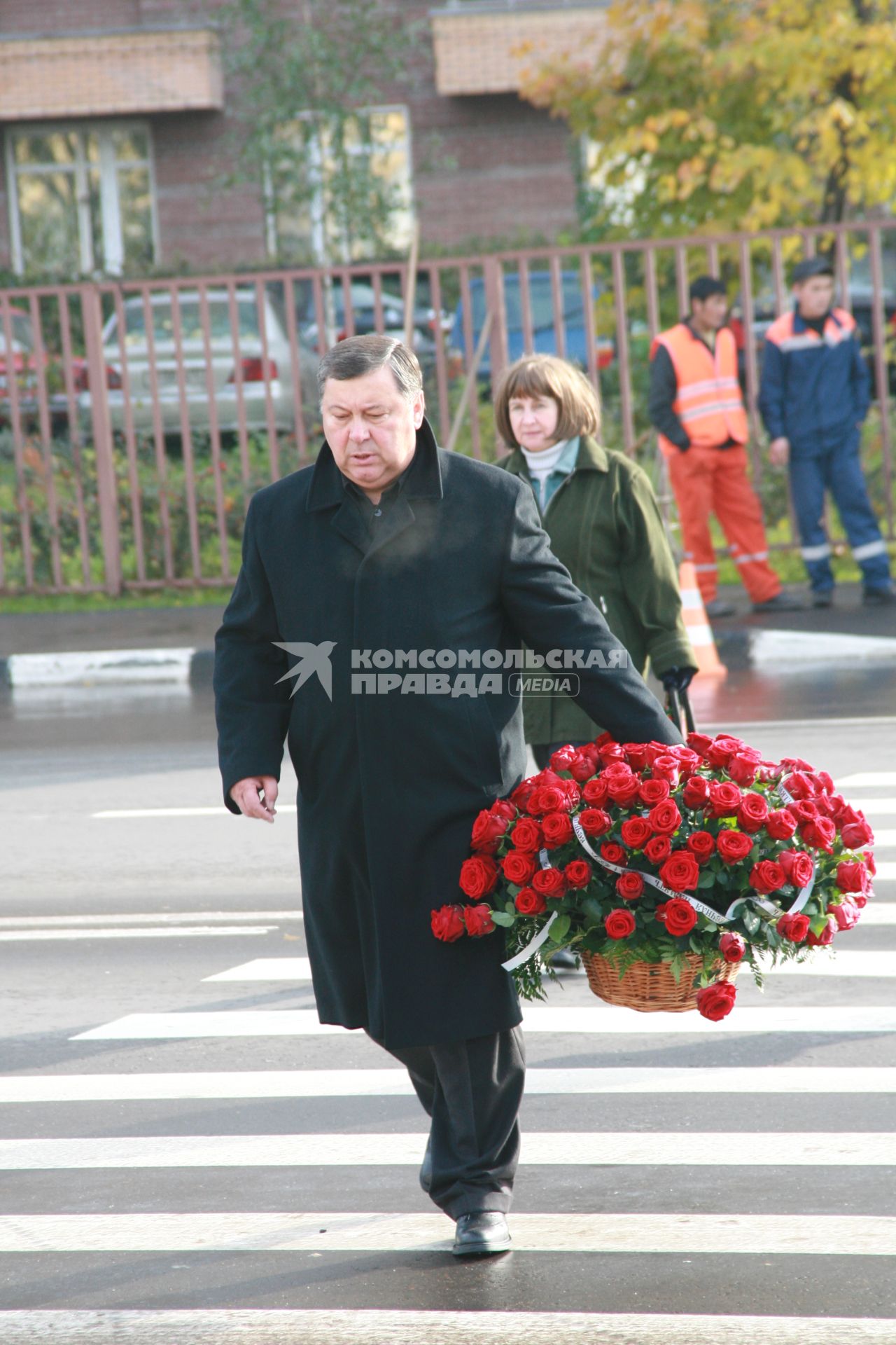 Москва. Мужчина с корзиной роз во время церемонии похорон криминального авторитета Вячеслава Иванькова, более известного как `Япончик`, на Ваганьковском кладбище.