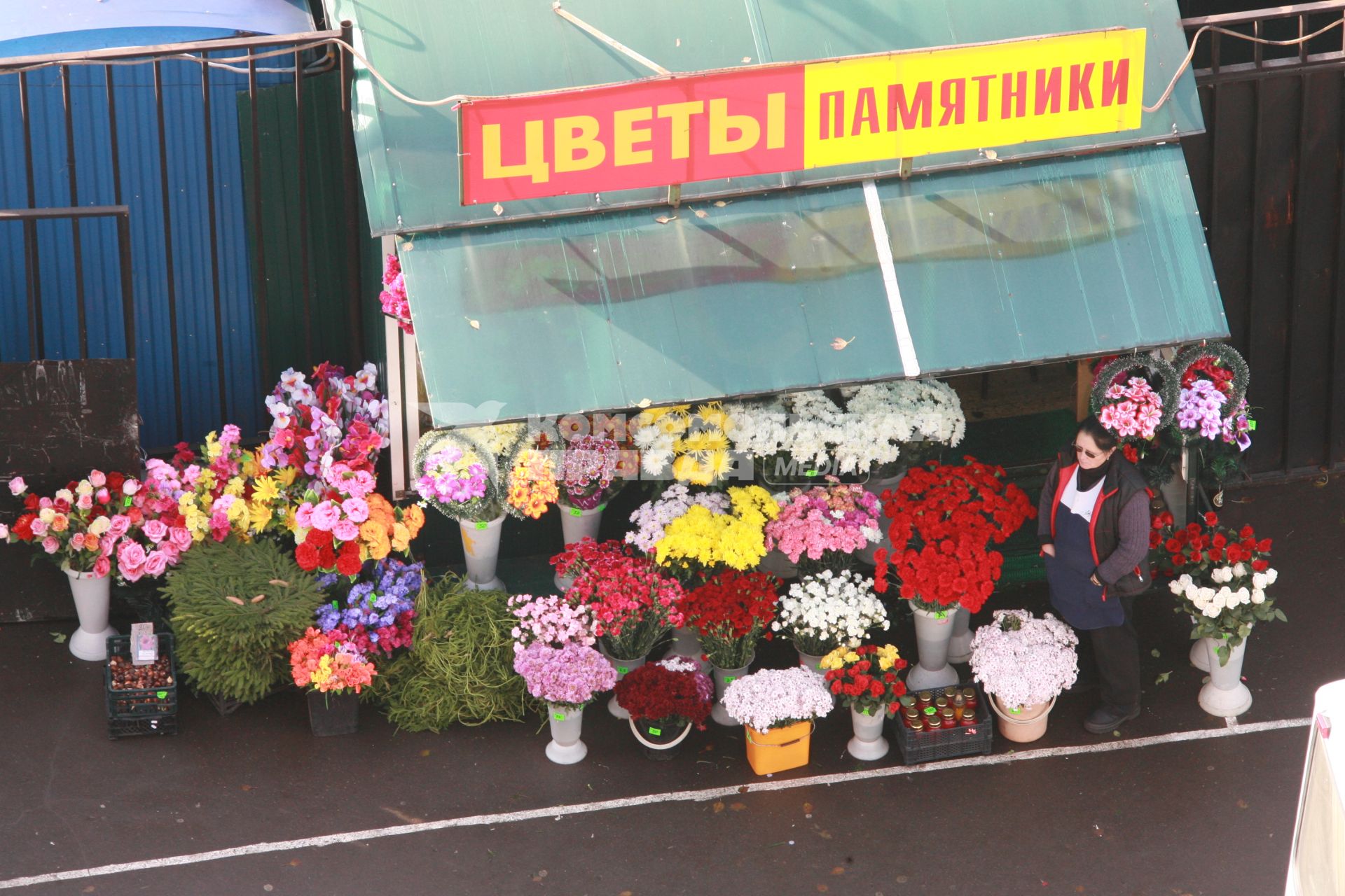 Москва. Продажа цветов у ворот Ваганьковского кладбища.