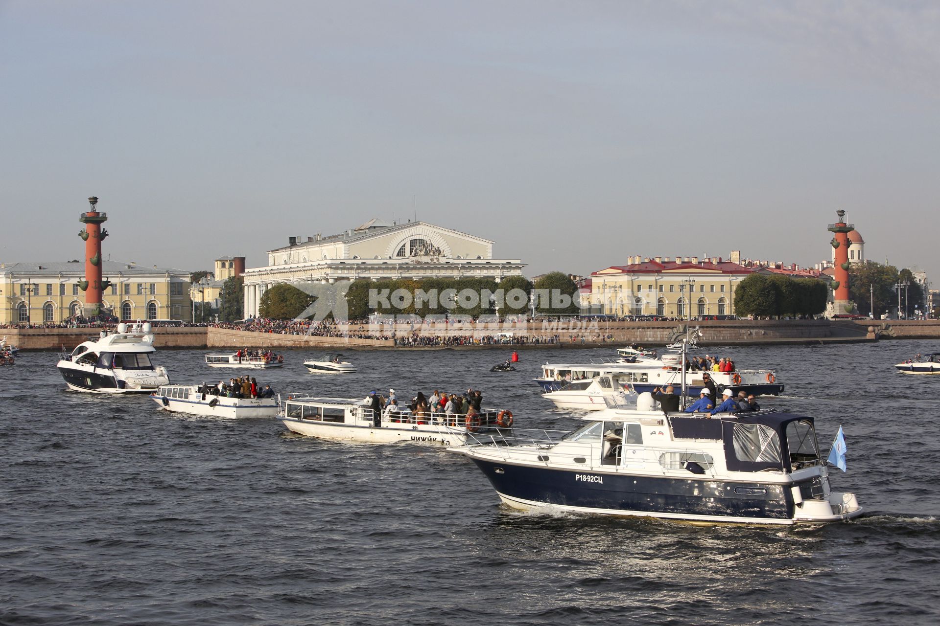 Санкт-Петербург. Прогулочные катера в акватории Невы.