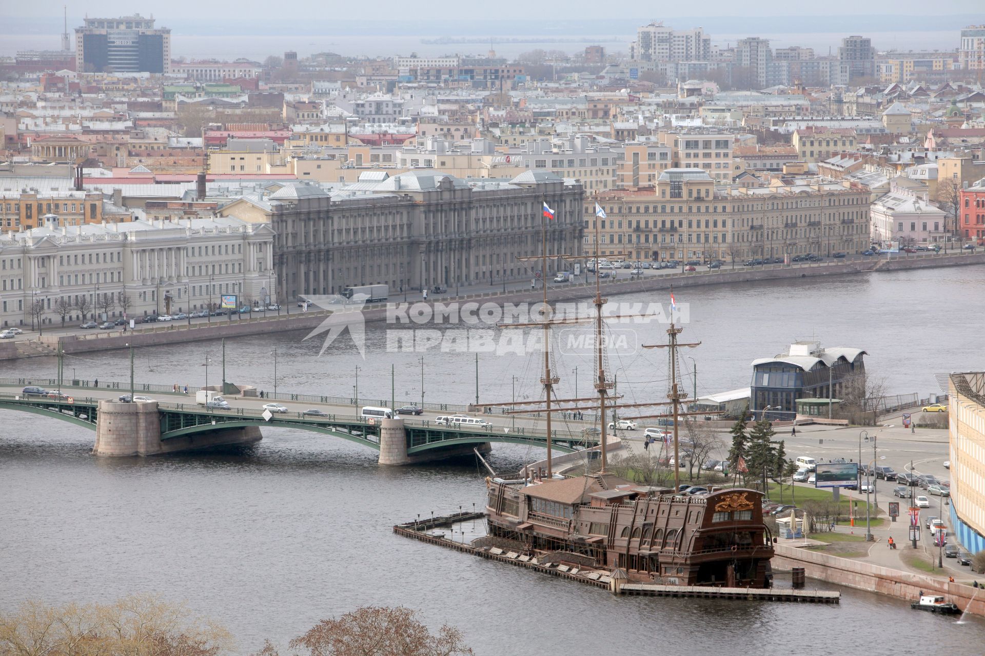 Виды Санкт-Петербурга. Вид на Неву, Биржевой мост и ресторан  `Летучий голландец`.