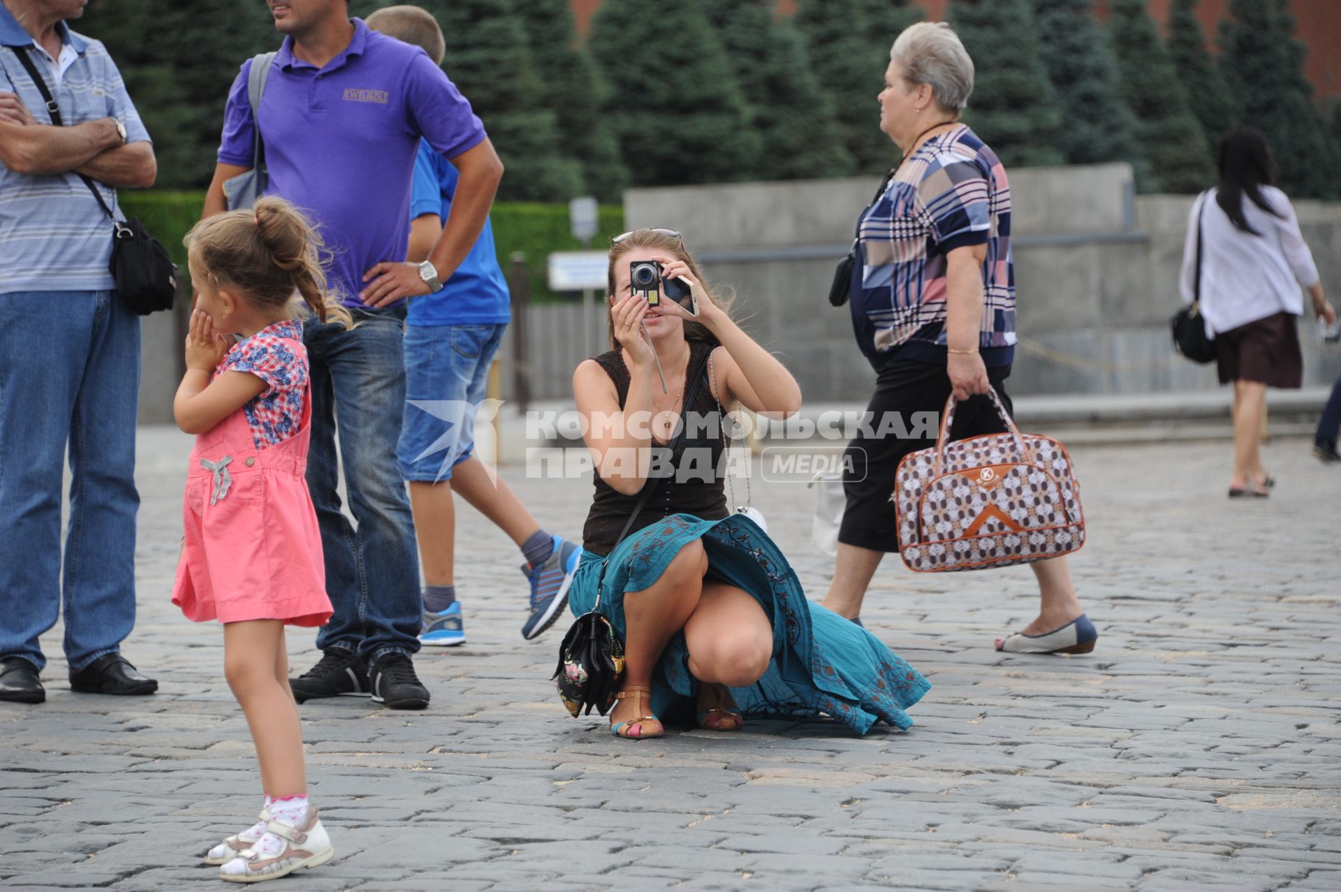 Москва. Девушка с фотоаппаратом на Красной площади.