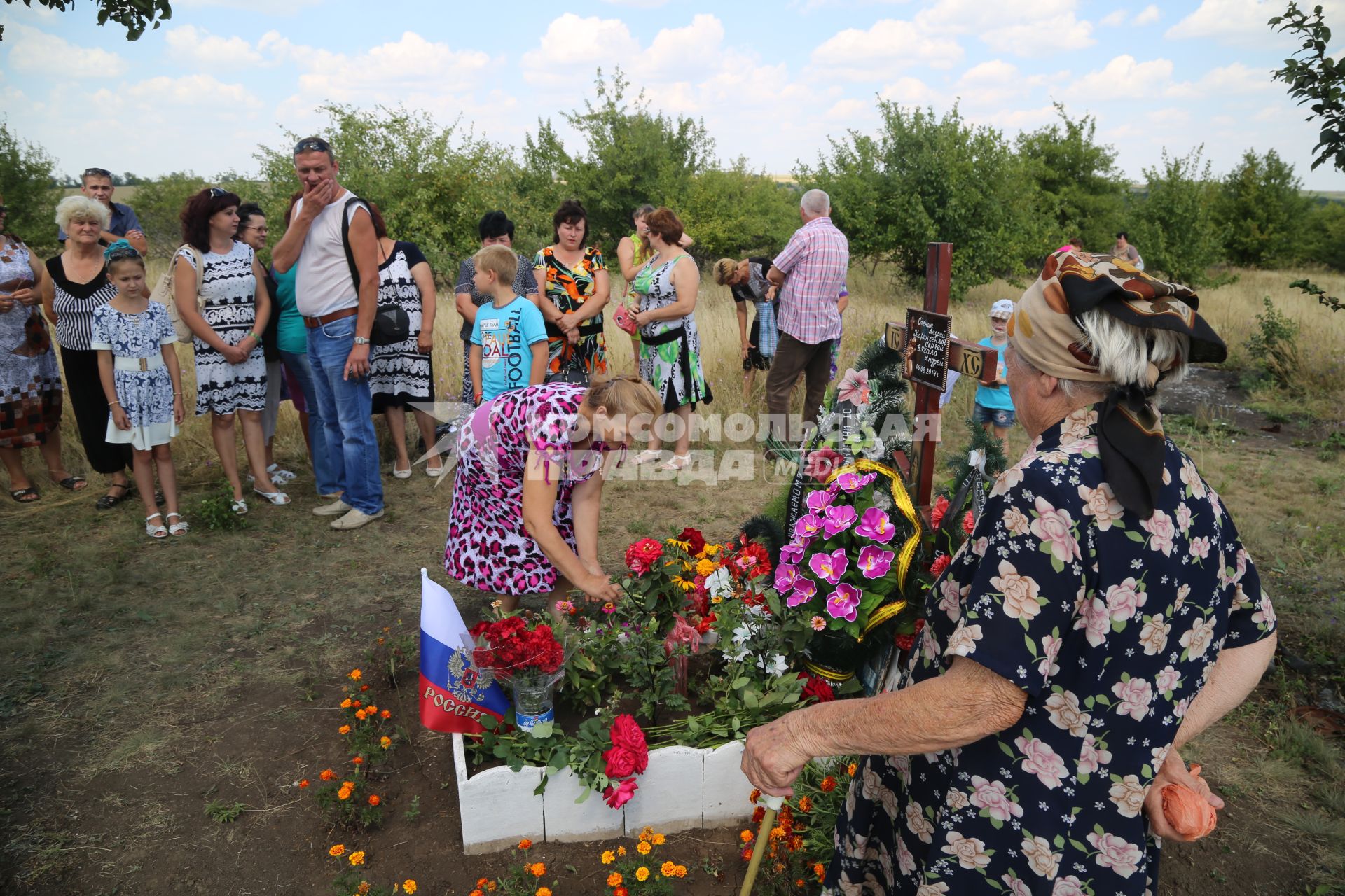 Украина. Донецкая область. Люди приносят цветы к месту гибели фотокорреспондента МИА `Россия сегодня` Андрея Стенина и его спутников в годовщину их смерти.