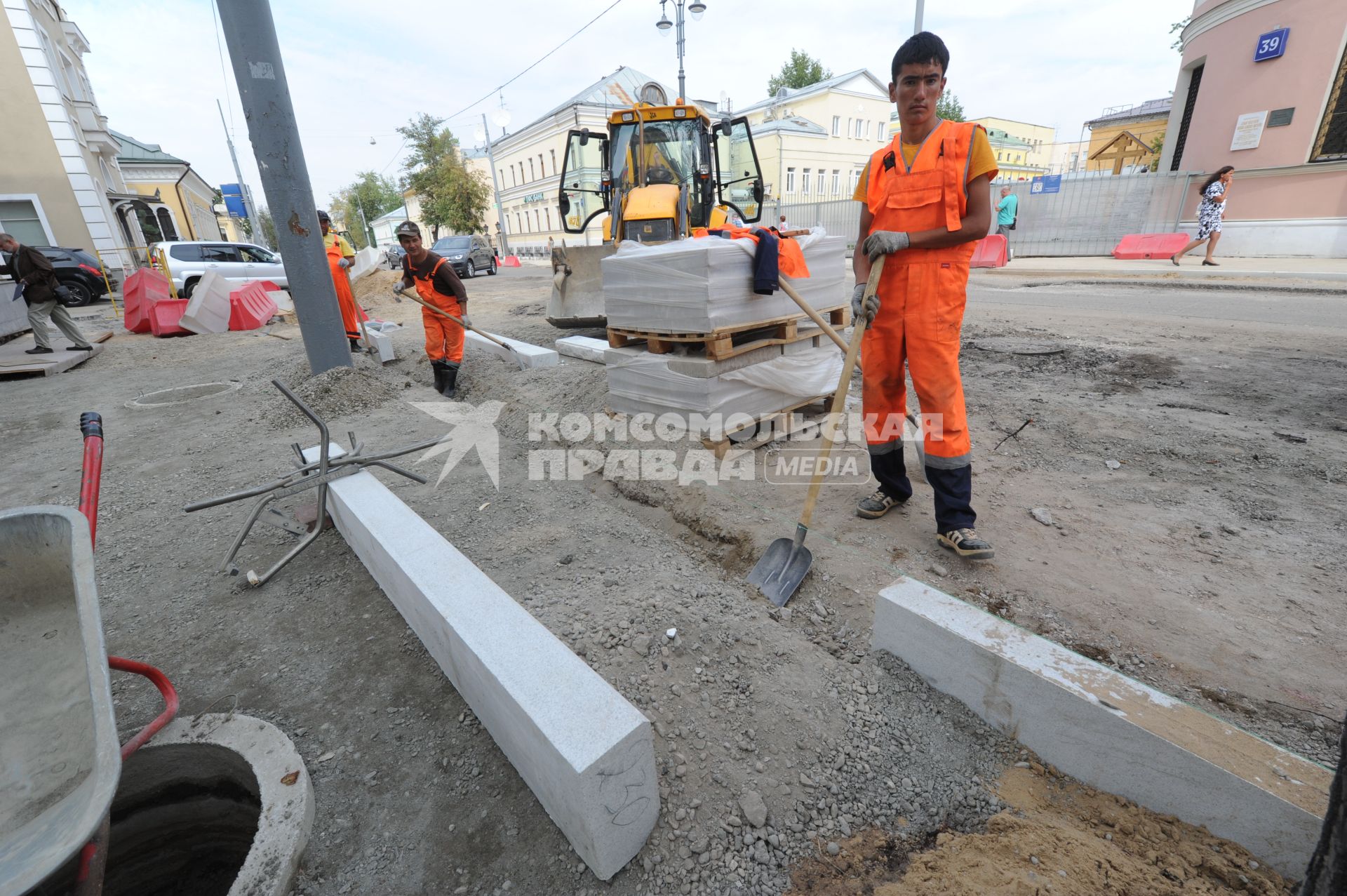 Москва. Ремонтные работы по замене бордюра на Большой Ордынке.