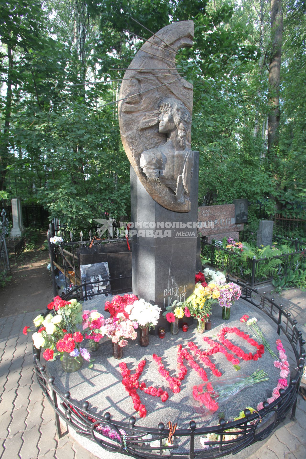 Санкт-Петербург. Могила Виктора Цоя на Богородском кладбище.