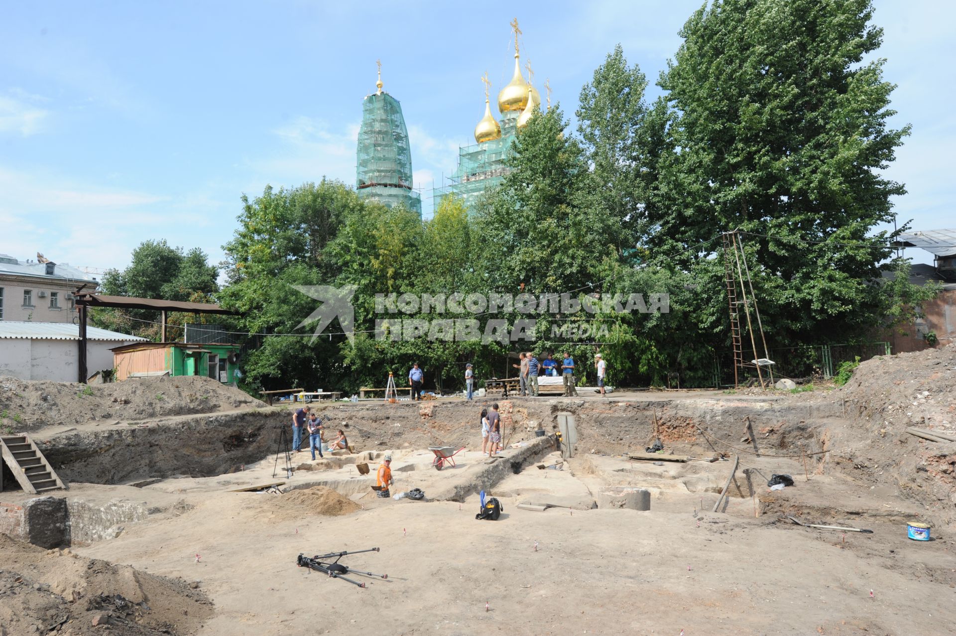 Москва.  Археологи на раскопках в Кадашевской слободе.