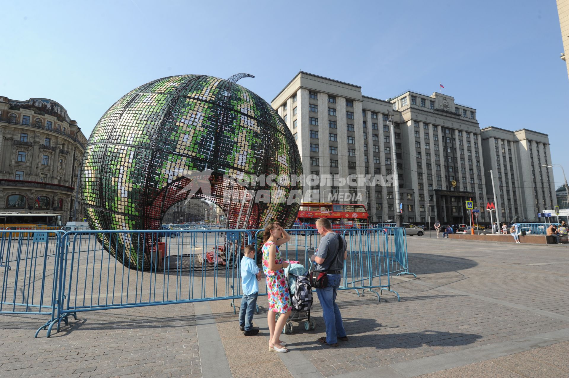 Москва.  Инсталляция в форме арбуза на площадке городского праздника `Московское лето. Фестиваль варенья` на Манежной площади.