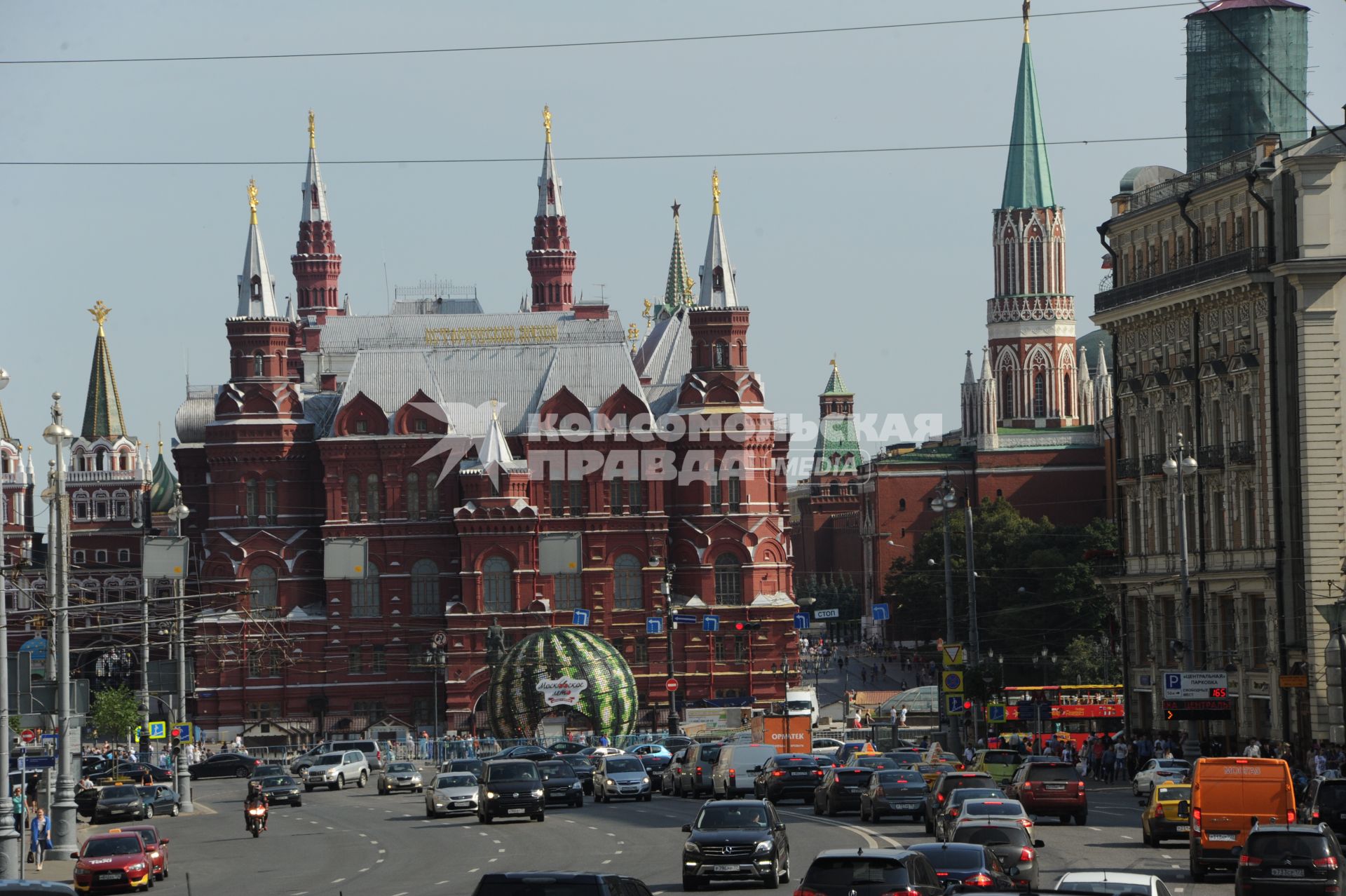 Москва.  Инсталляция в форме арбуза на площадке городского праздника `Московское лето. Фестиваль варенья` на Манежной площади.