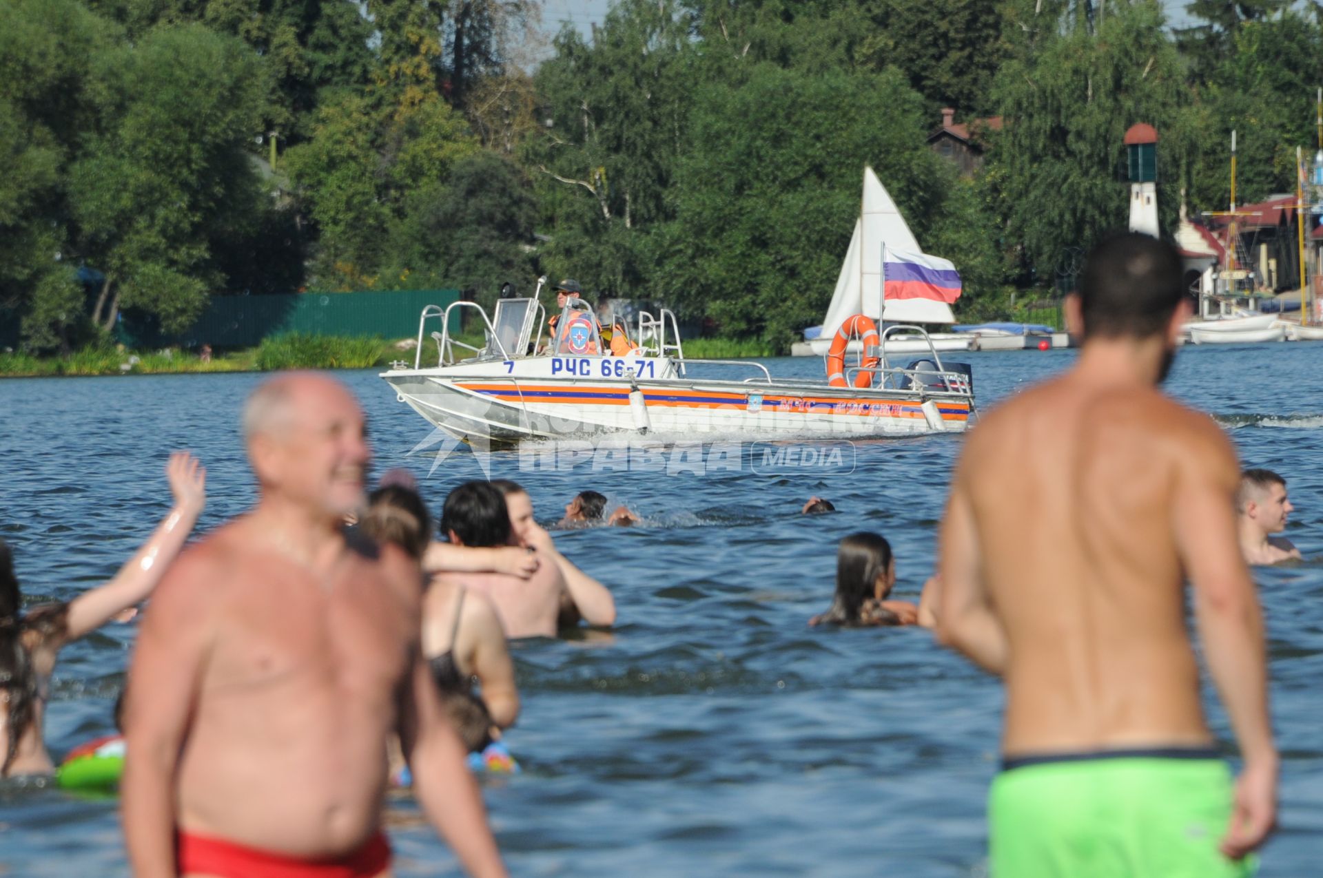 Москва.  Спасатели МЧС  плывут на катере по озеру Белое в районе  Косино-Ухтомское.