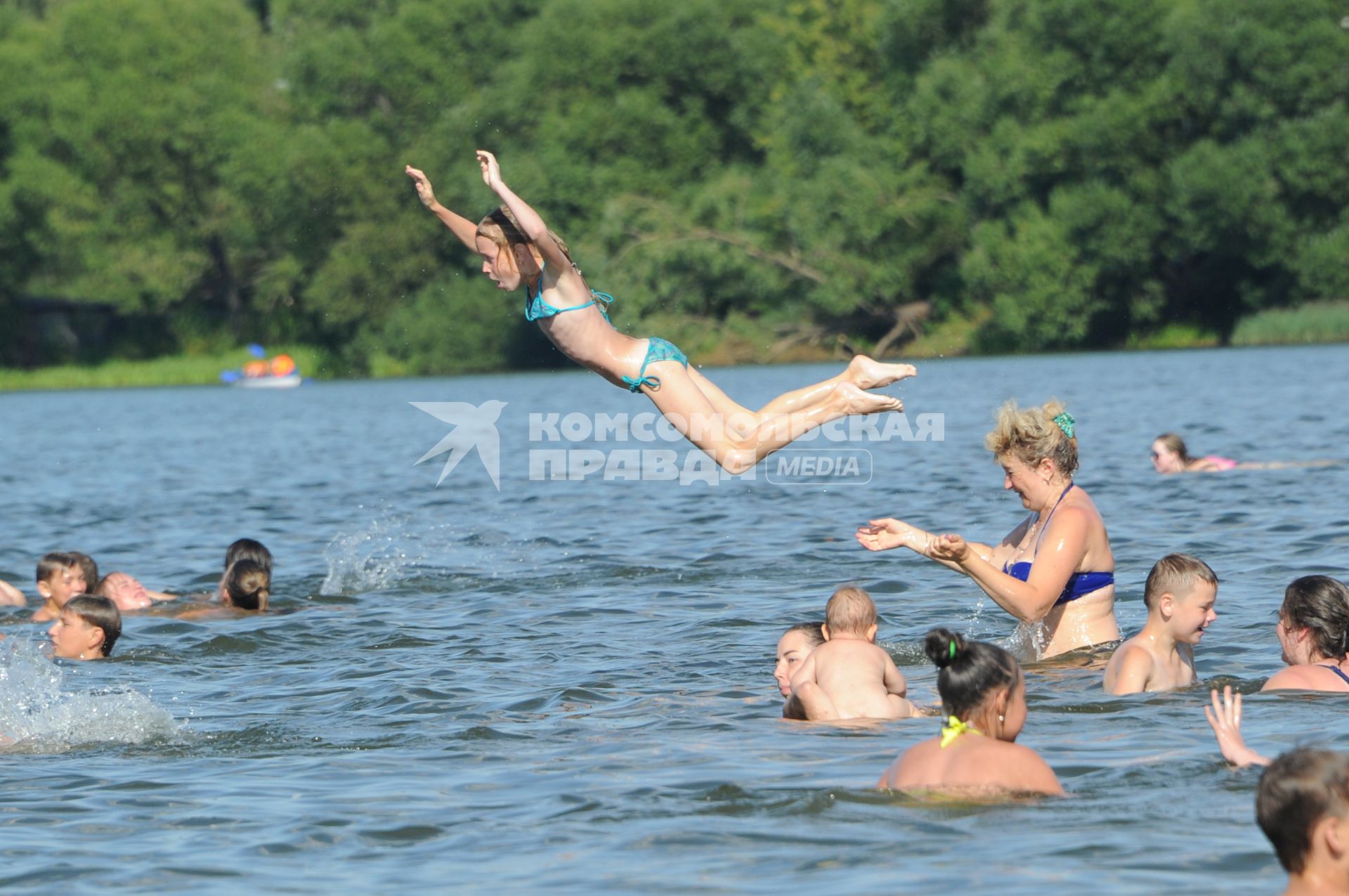 Москва.  Горожане купаются в озере Белое в районе  Косино-Ухтомское.