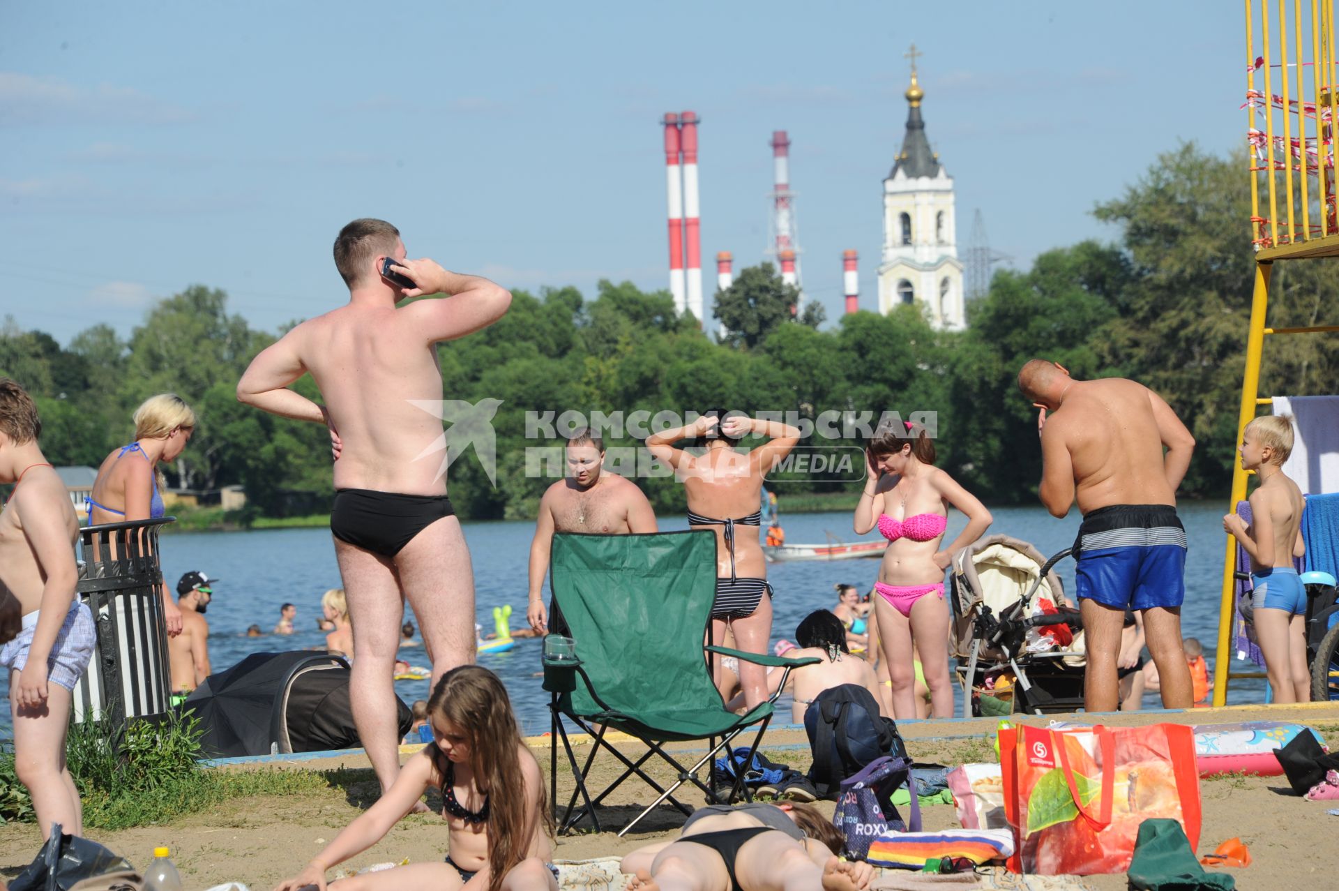 Москва.  Горожане загорают у  озера Белое в районе  Косино-Ухтомское.