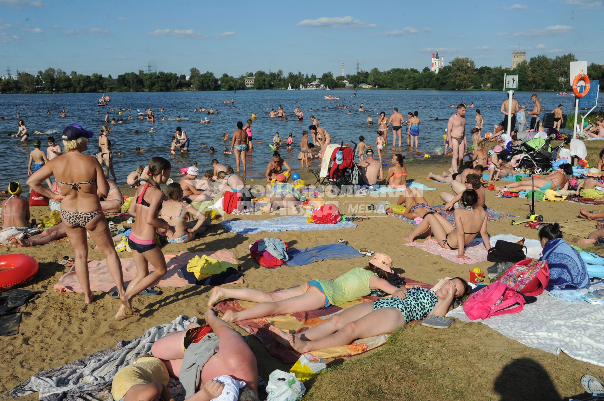 Москва.  Горожане загорают у озера Белое в районе  Косино-Ухтомское.