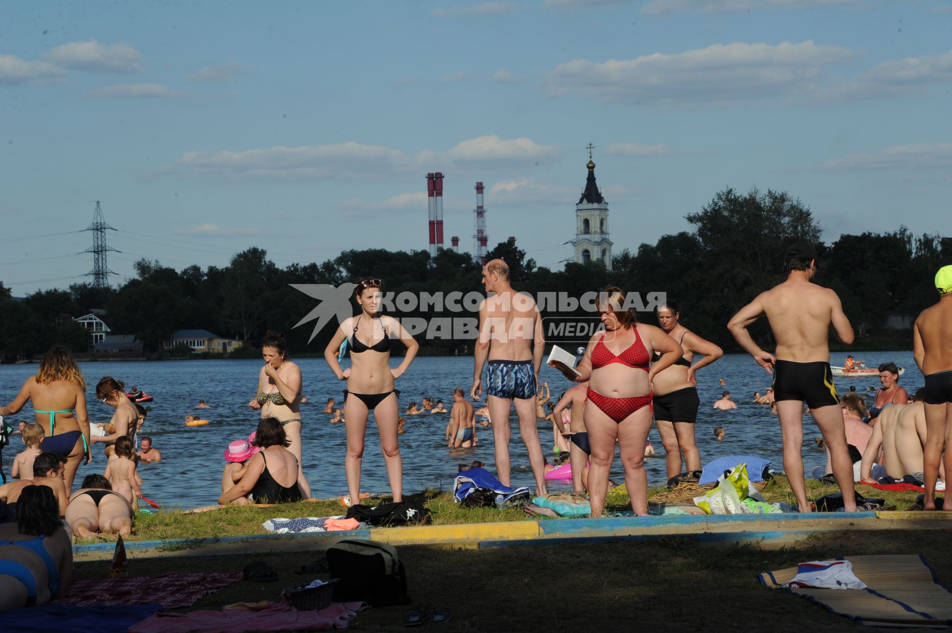 Москва.  Горожане загорают у озера Белое в районе  Косино-Ухтомское.