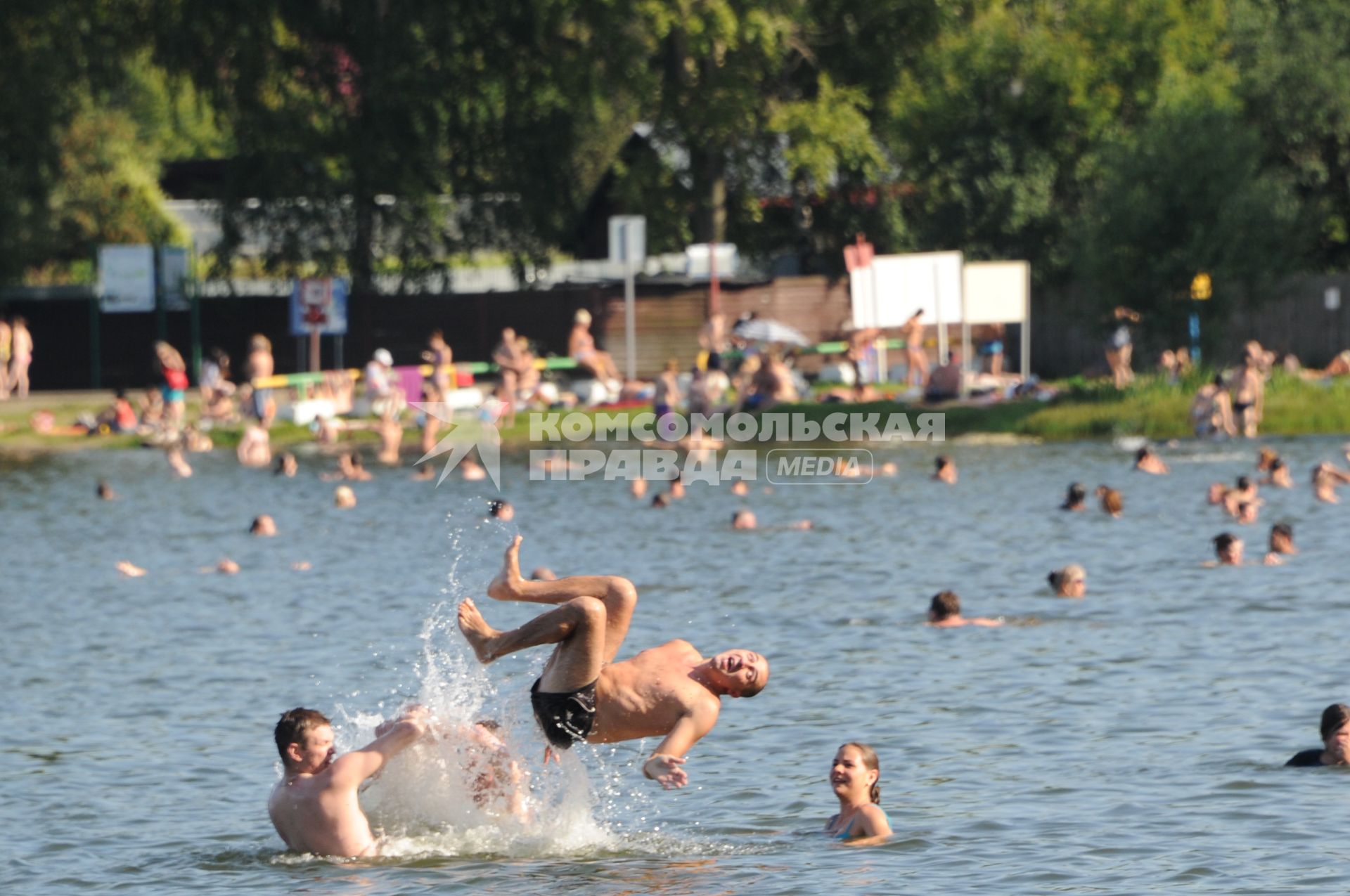 Москва.  Горожане купаются в озере Белое в районе  Косино-Ухтомское.