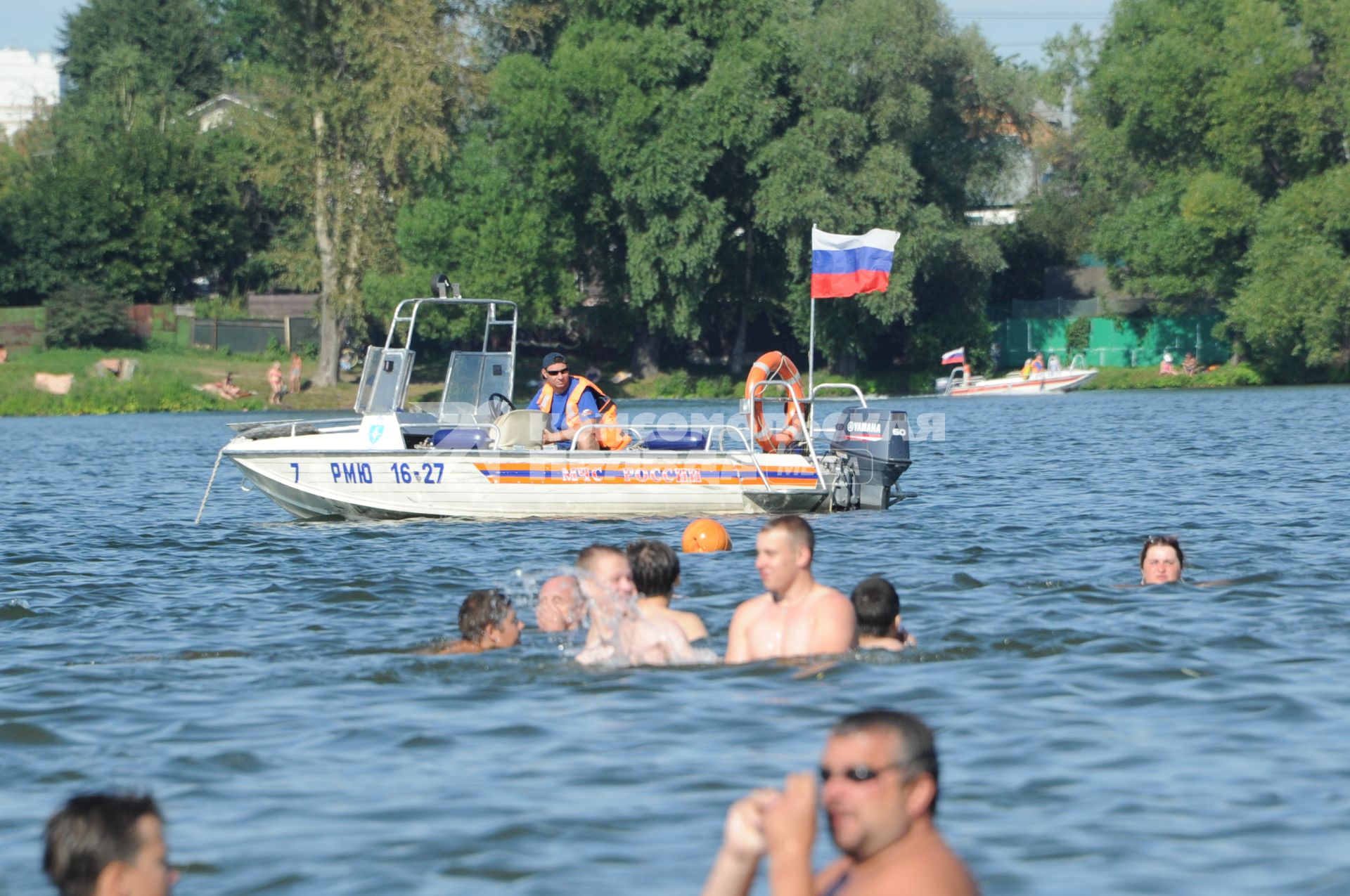 Москва.  Горожане купаются в озере Белое в районе  Косино-Ухтомское.