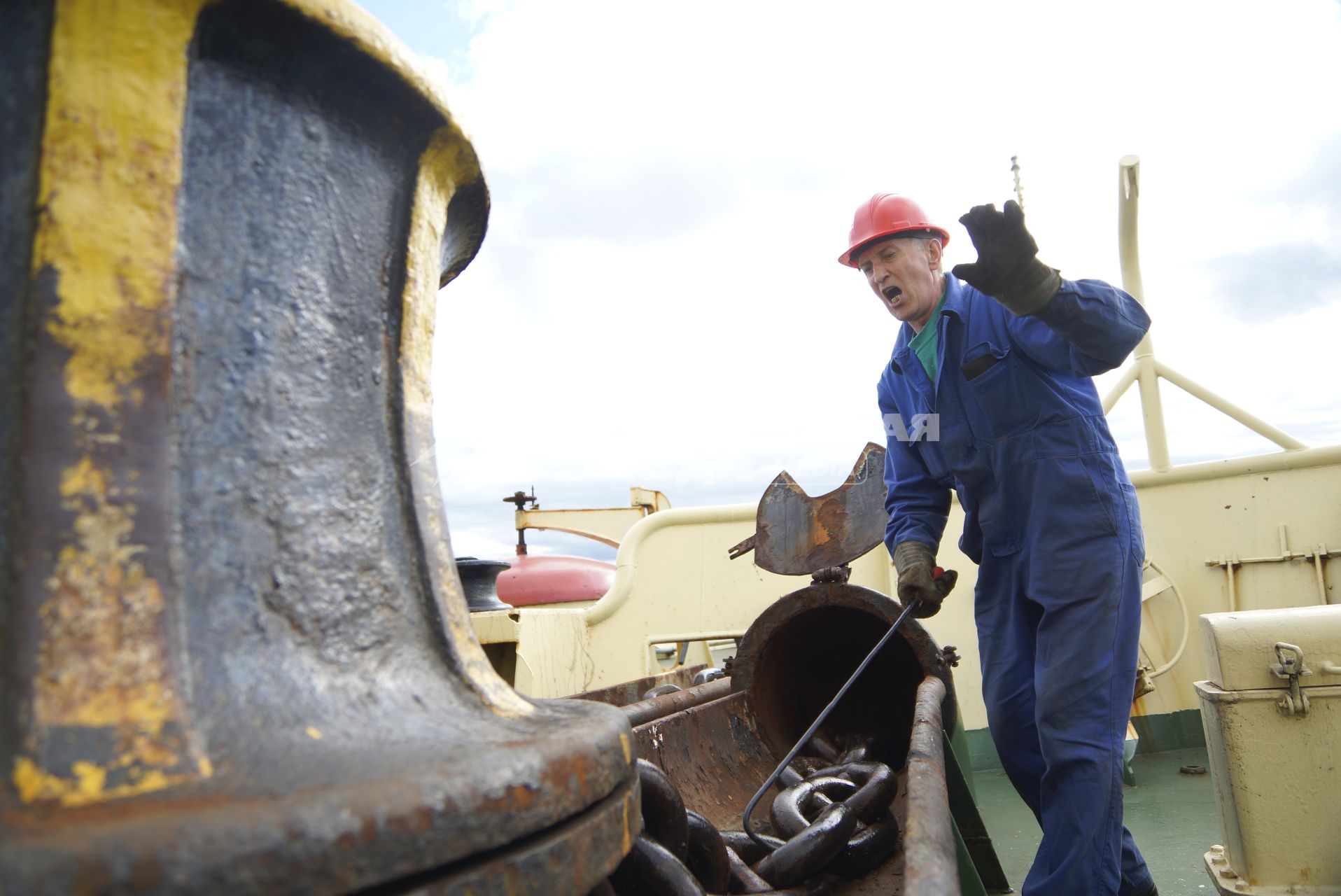 Матрос дизельного ледокола \"Капитан Драницын\", поднимает якорь перед отправкой на северный полюс, для эвакуации сезонной дрейфующей станции \"Северный полюс 2015\". Мурманск