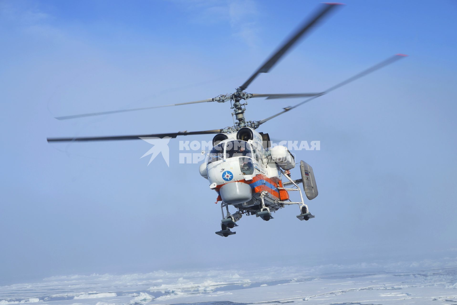 Вертолет Ка-32 МЧС России взлетает с палубы ледокола \"Капитан Драницын\", во время похода на северный полюс, для эвакуации сезонной дрейфующей станции \"Северный полюс 2015\". Северный ледовитый океан