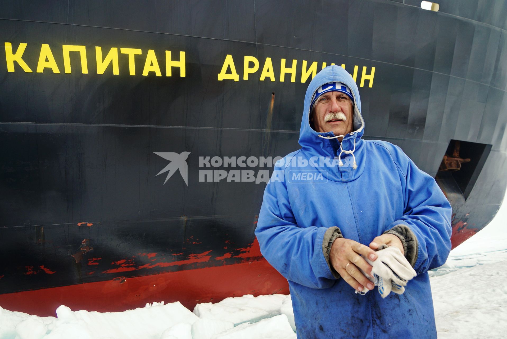 Полярник сезонной дрейфующей станции \"Северный полюс 2015\" перед вакуацией из Арктики на ледокол \"Капитан Драницын\". Северный полюс. Северный ледовитый океан