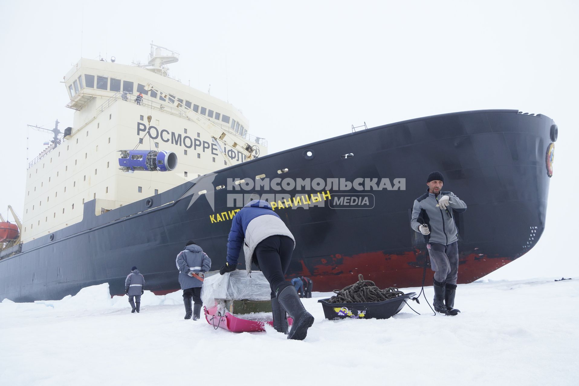 Полярники эвакуируют аппаратуру и имущество сезонной дрейфующей станции \"Северный полюс 2015\" из Арктики, на ледокол \"Капитан Драницын\" для перевозки на большую землю. Северный полюс. Северный ледовитый океан